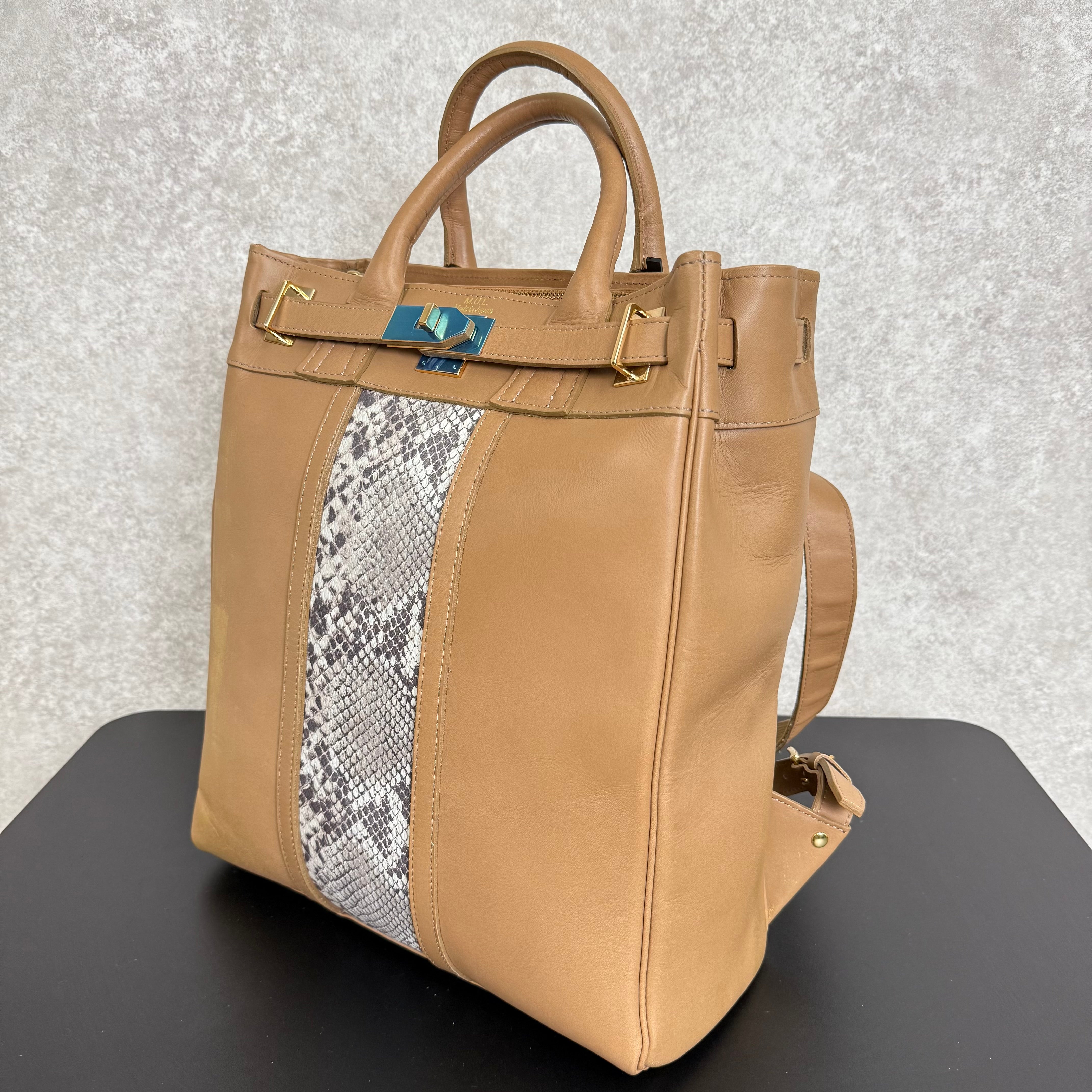 【MUL007】バックパックM ‐スムースベージュ‐ パイソン型押しライン ゴールド削り金具 ゴールドライン入り ※7/2〜7/12より事務所から順次発送予定