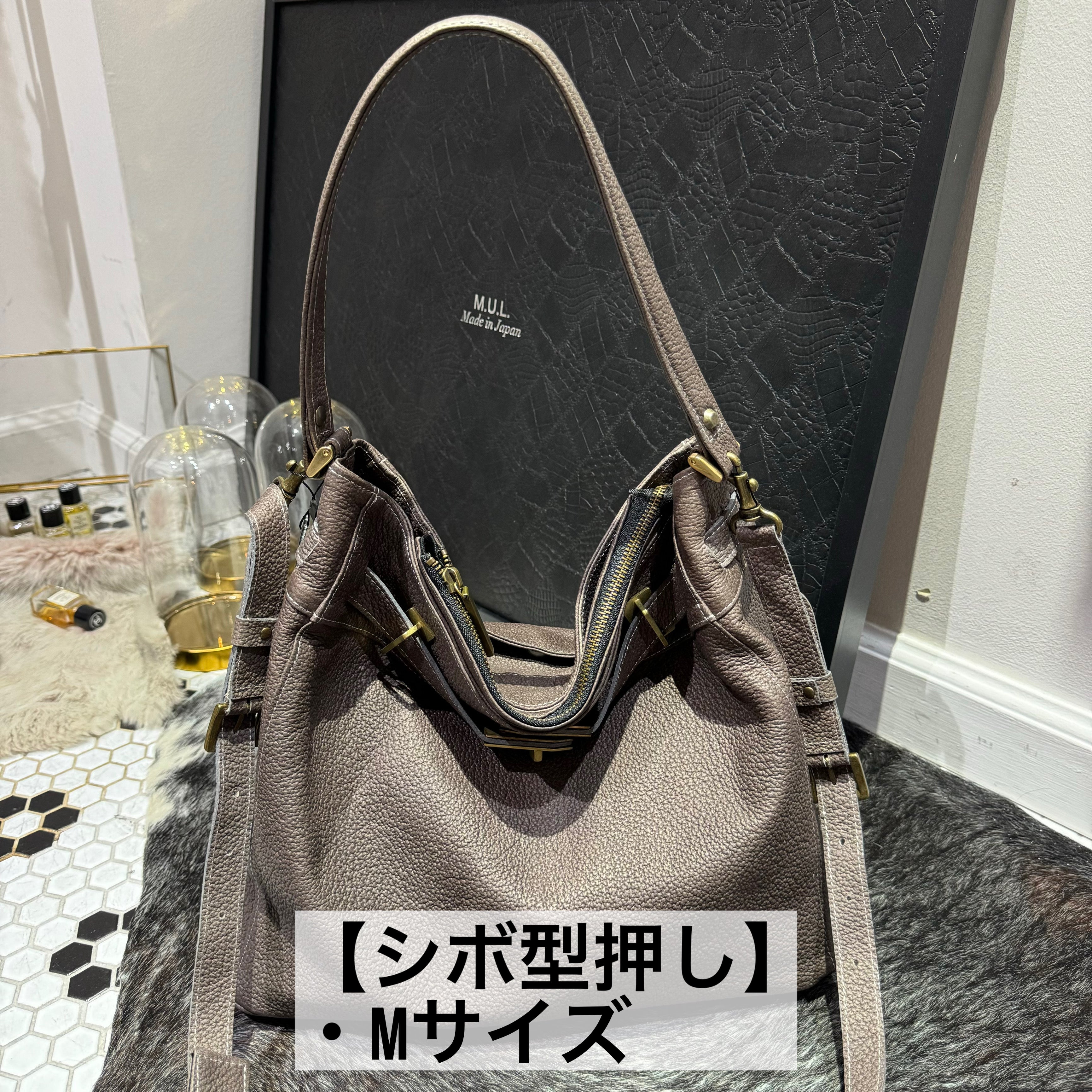 ⚠️予約【M.U.L.】ワンハンドル2wayショルダー シボ型押し マットゴールド金具 -ダークグレージュ- ※キーストラップは別売りになります。 ※R7. 6月末納品予定