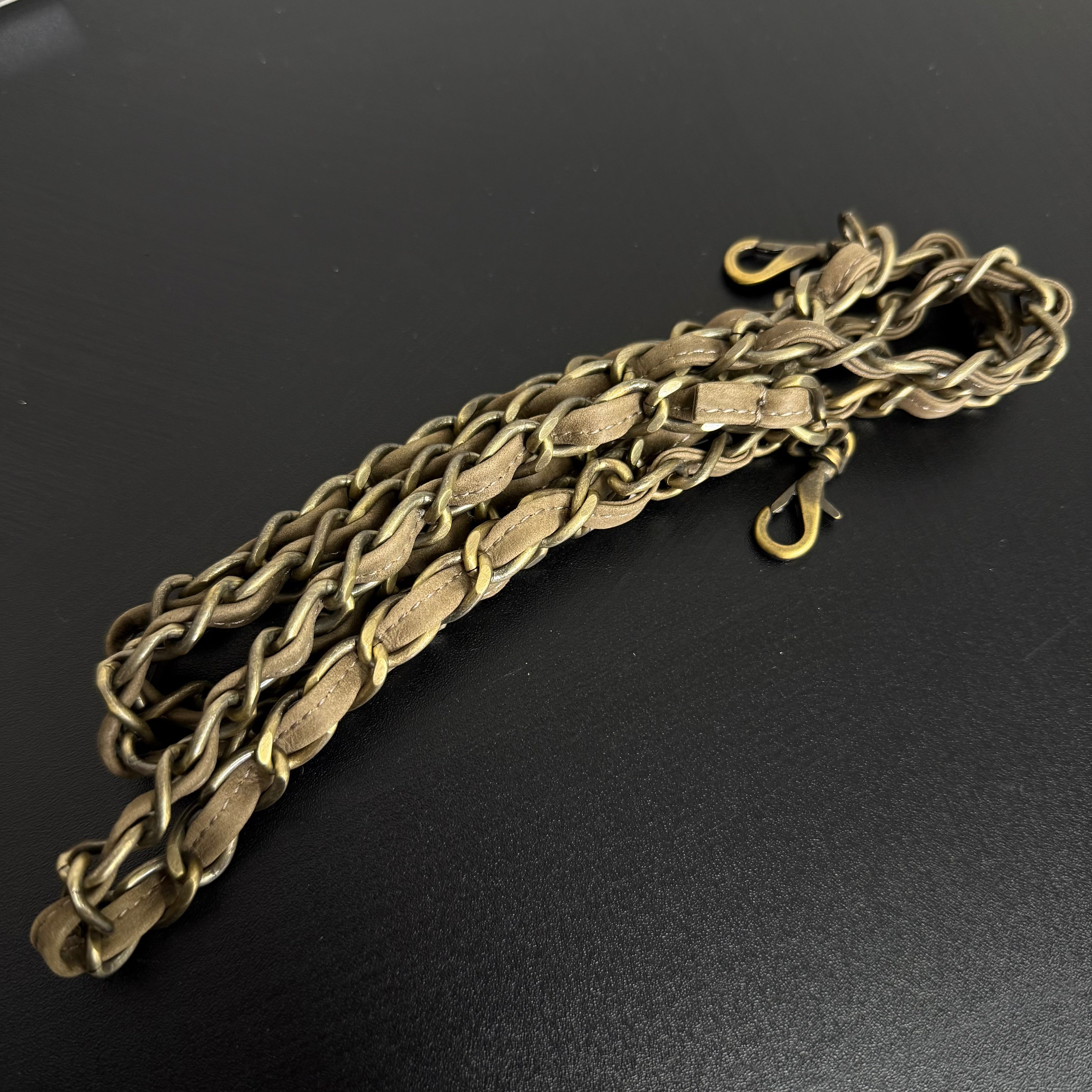 【MUL008】ウォレットショルダー ヌバック -ベージュ‐ クロコダイル型押し 真鍮金具 チェーンショルダー ゴールドライン入り ※7/2〜7/12より事務所から順次発送予定