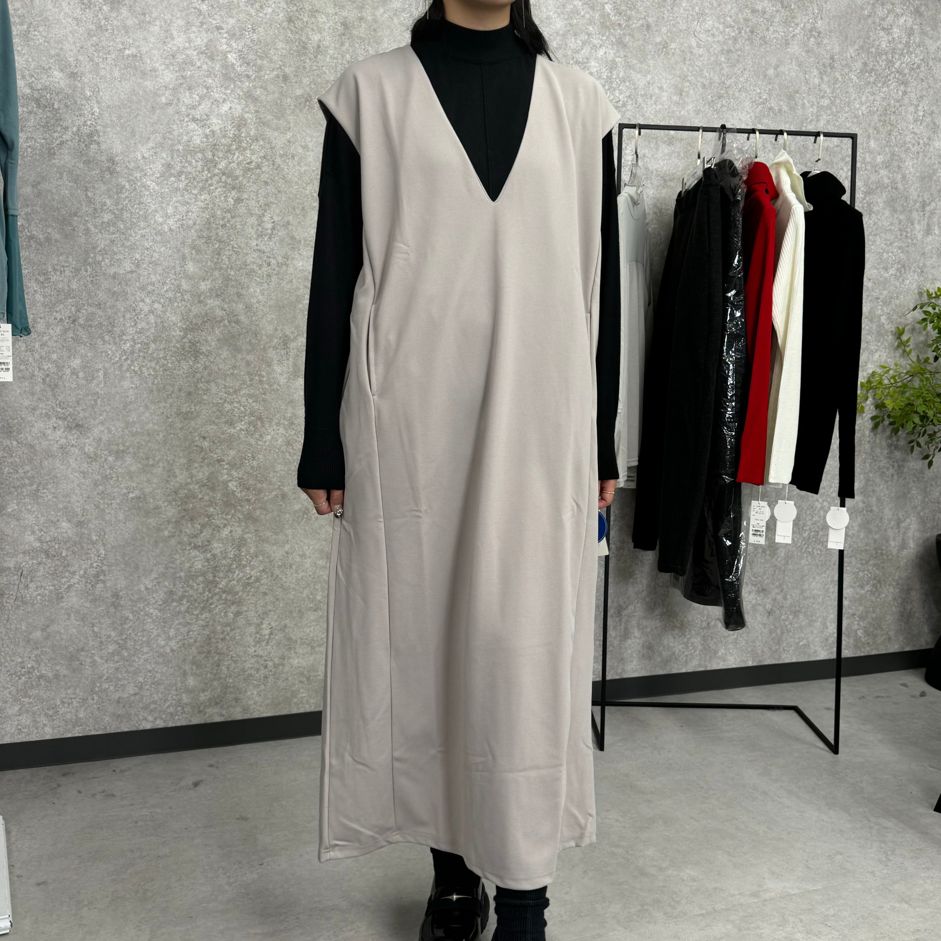Vネックワンピース グレージュ ※11/5-11頃より順次発送予定
