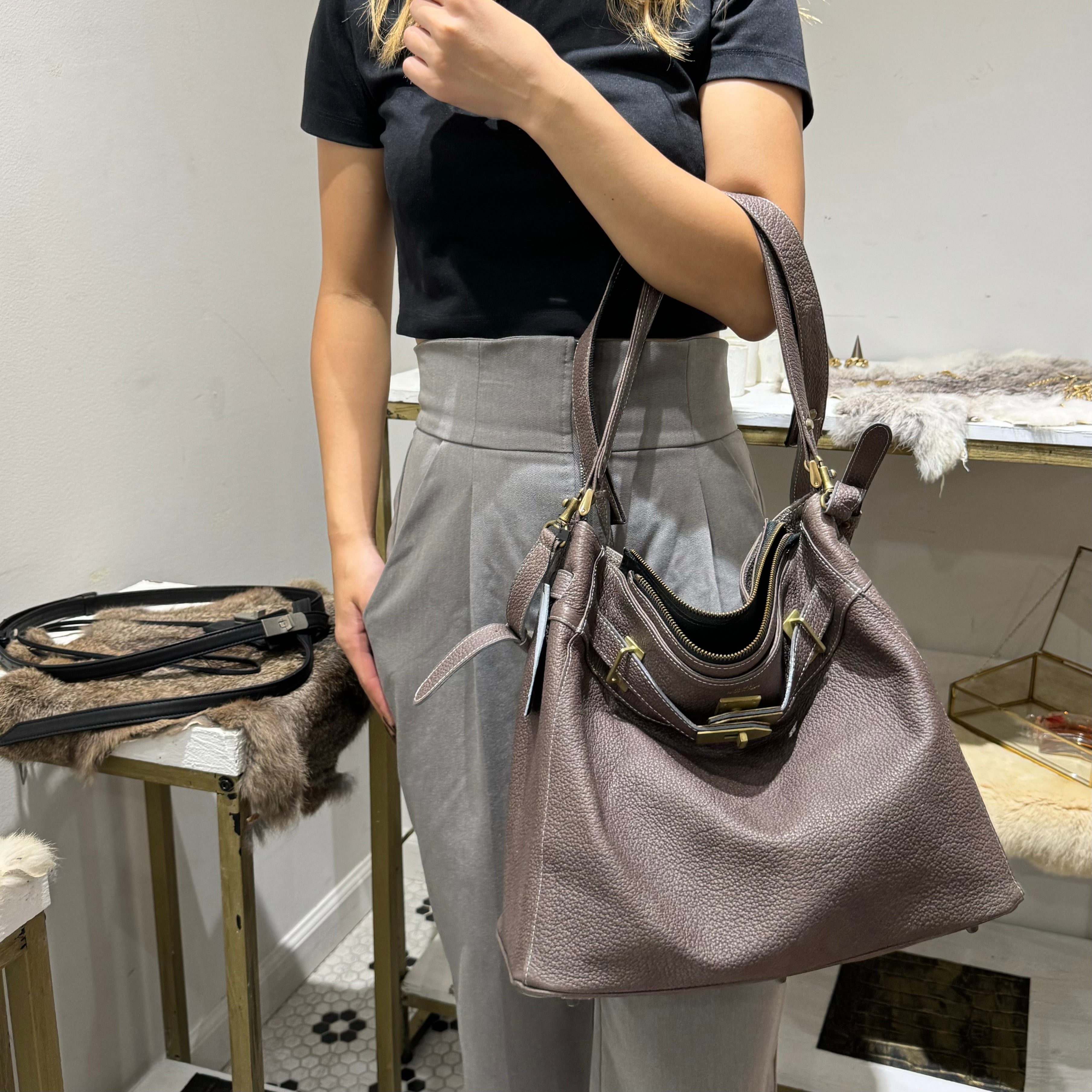 ⚠️予約【M.U.L.】ワンハンドル2wayショルダー シボ型押し マットゴールド金具 -ダークグレージュ- ※キーストラップは別売りになります。 ※R7. 6月末納品予定
