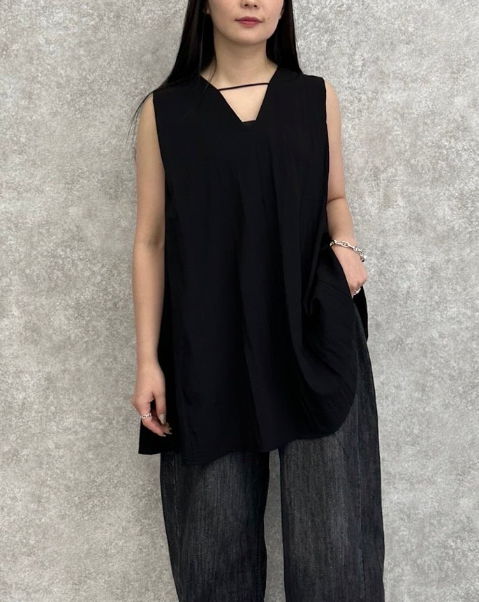 タフタノースリーブブラウス -ブラック‐ ※8/20-26頃より順次発送