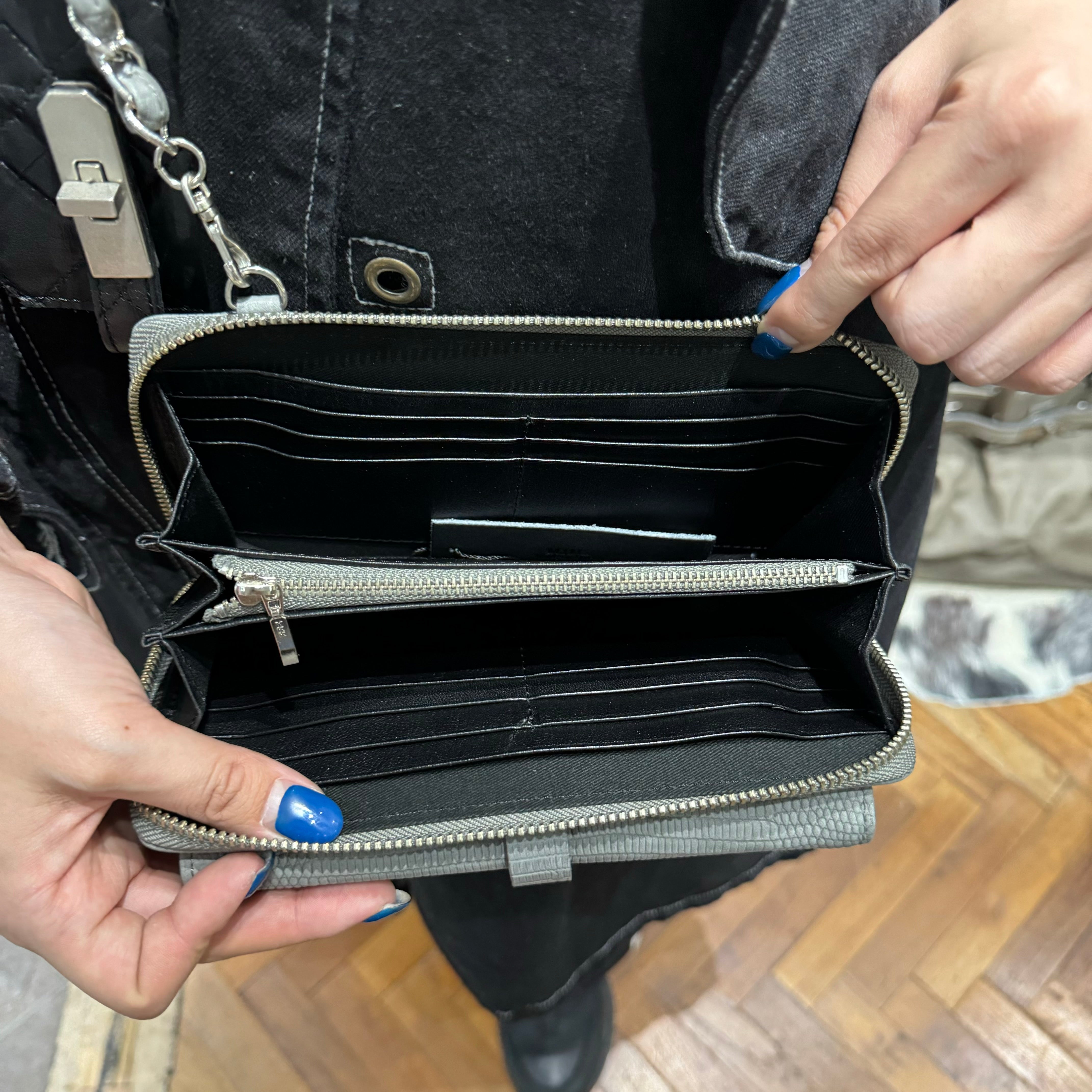 ⚠️予約【M.U.L.】 ウォレットショルダー シボ型押 アイスグレー- ※R7. 6月末納品予定