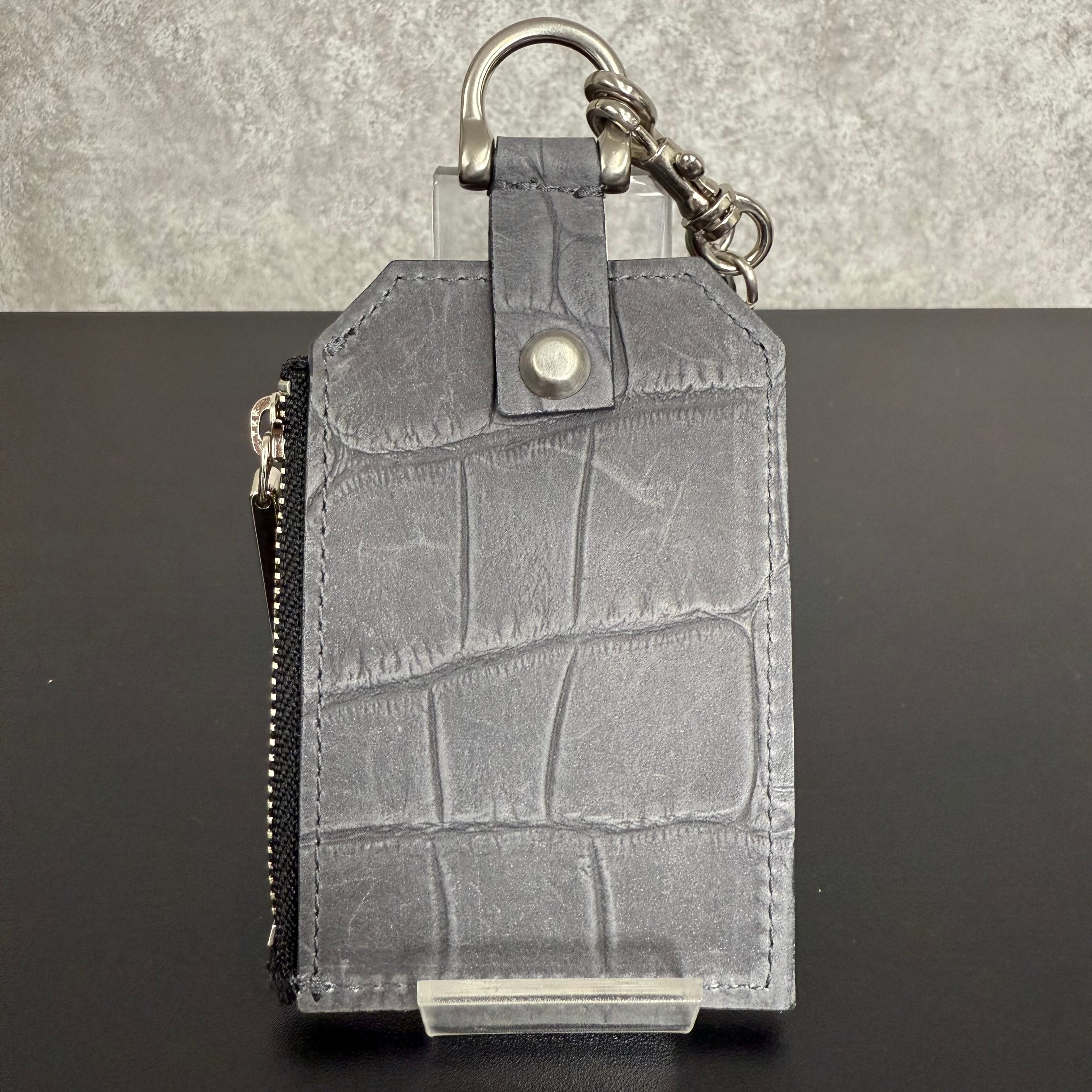 【MUL028】チェーンパスケース ‐グレー‐ クロコダイル型押し シルバー金具 ピンクライン入り ※7/2〜7/12より事務所から順次発送予定