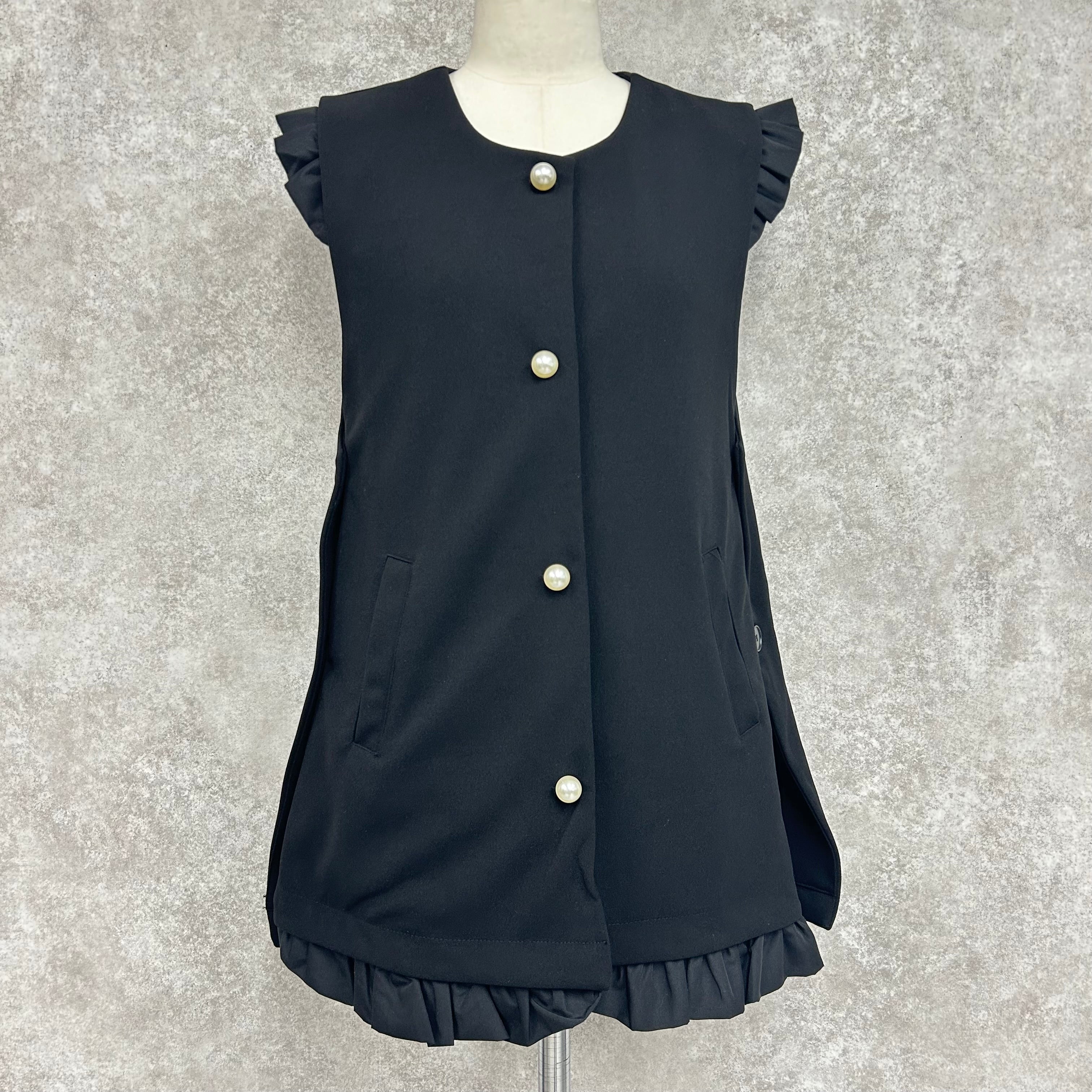 パールボタンベスト(フリル取り外し可) -ブラック- ※3/12〜18頃より順次発送予定