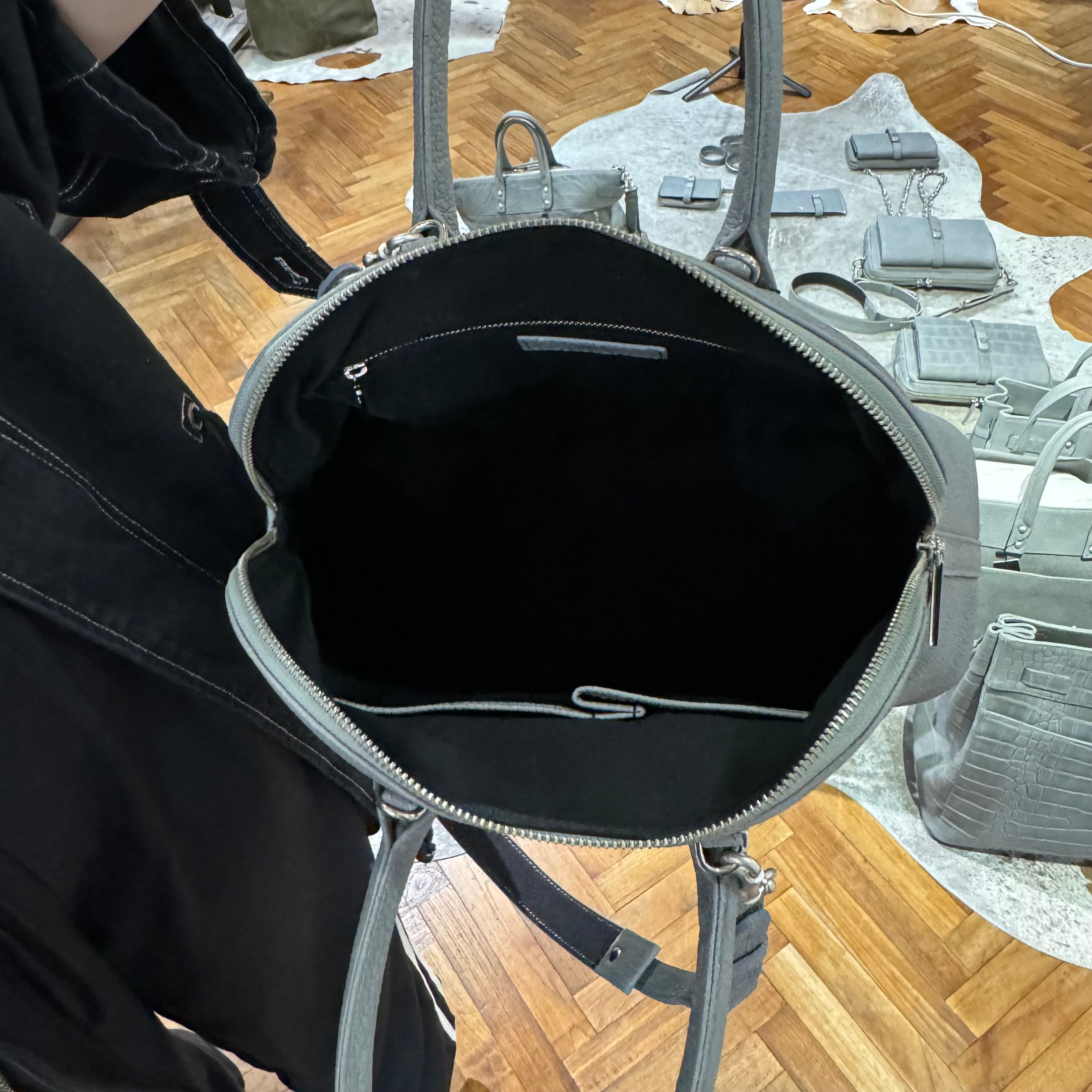 ⚠️予約【M.U.L.】ラウンドトート シボ型押し -アイスグレー- ※R7. 6月末納品予定