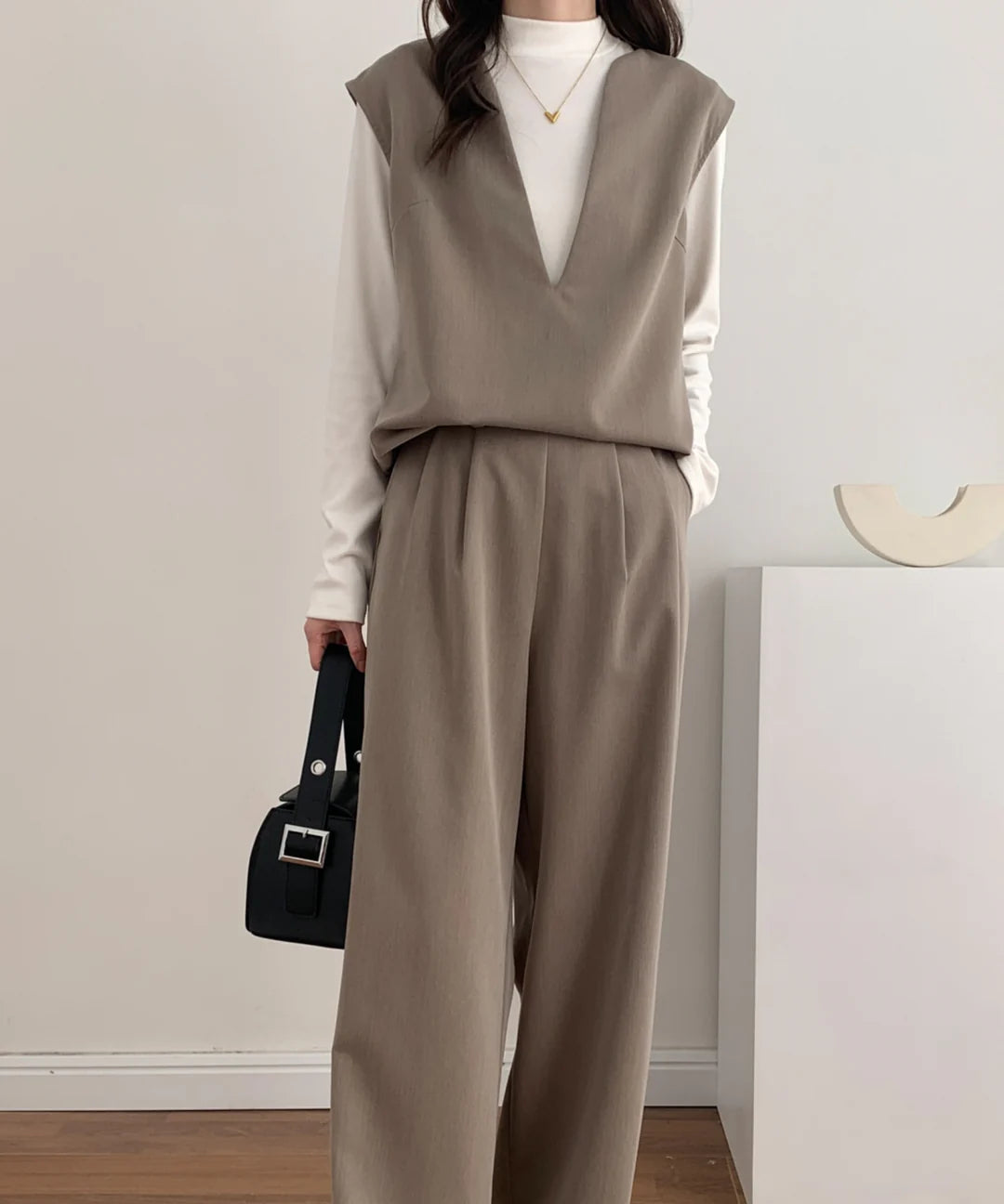 【ABITOKYO】スキッパネックノースリーブブラウス&ウエストタックセミワイドパンツセットアップ カーキ ※5/28-6/3より順次発送