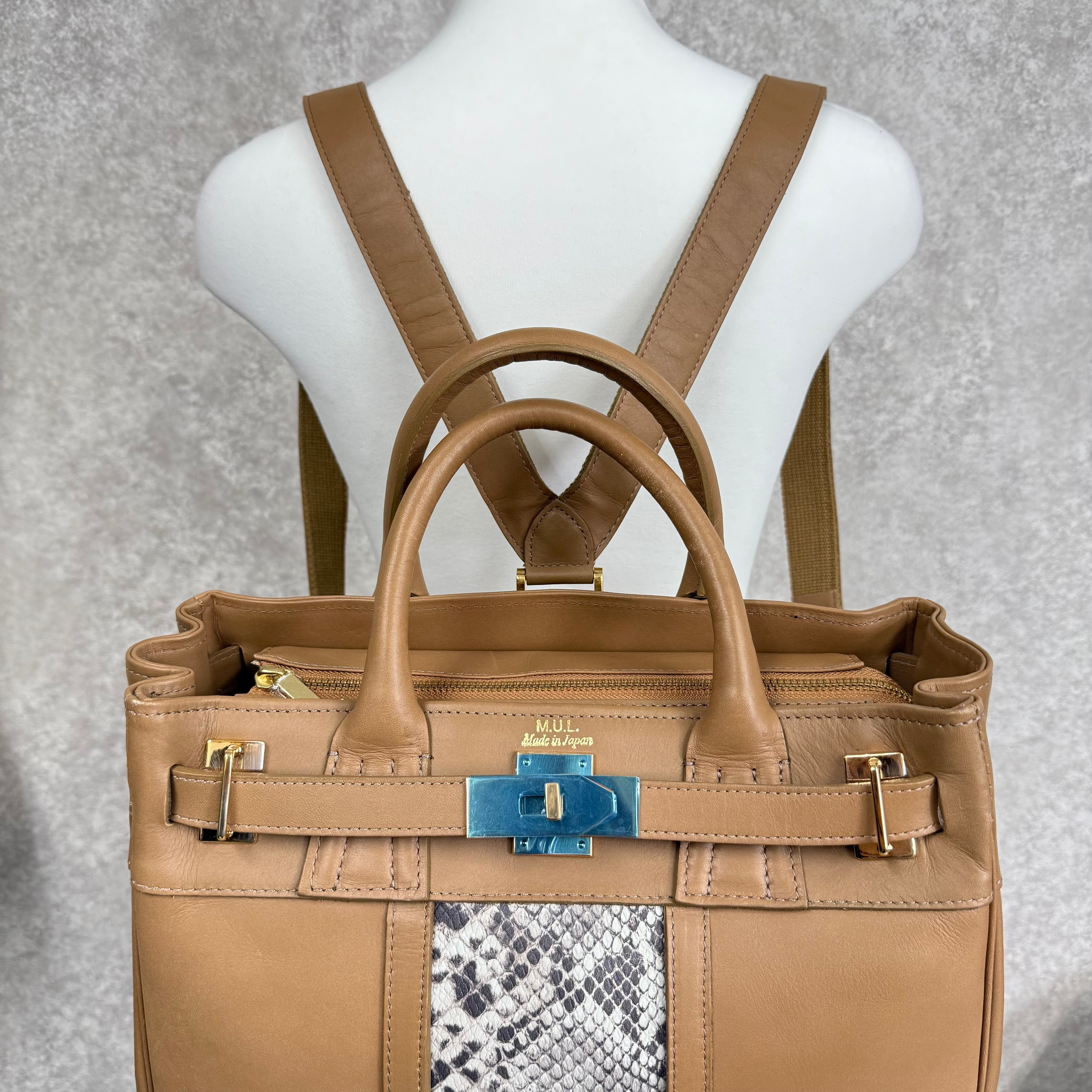 【MUL007】バックパックM ‐スムースベージュ‐ パイソン型押しライン ゴールド削り金具 ゴールドライン入り ※7/2〜7/12より事務所から順次発送予定