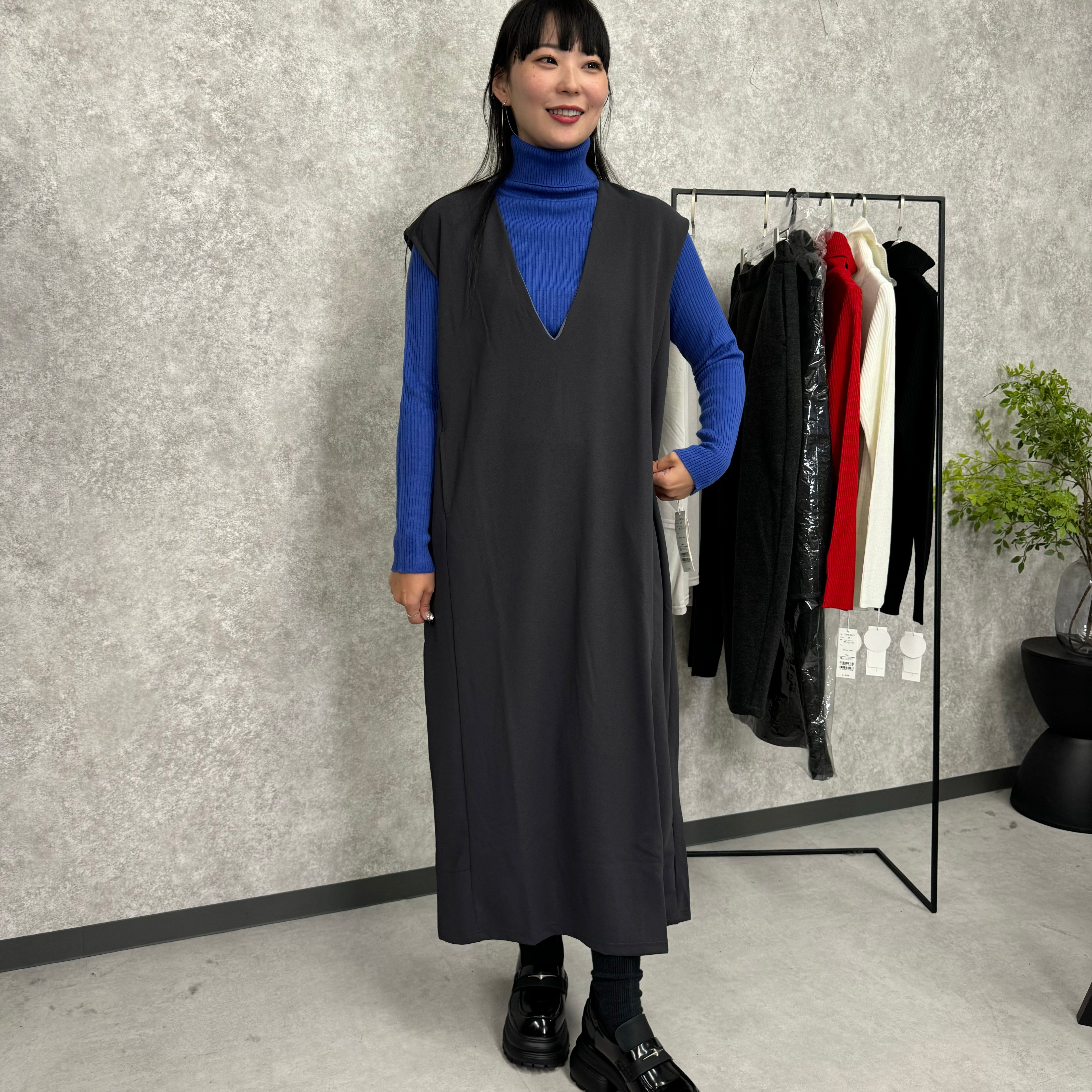 Vネックワンピース チャコール ※11/5-11頃より順次発送予定