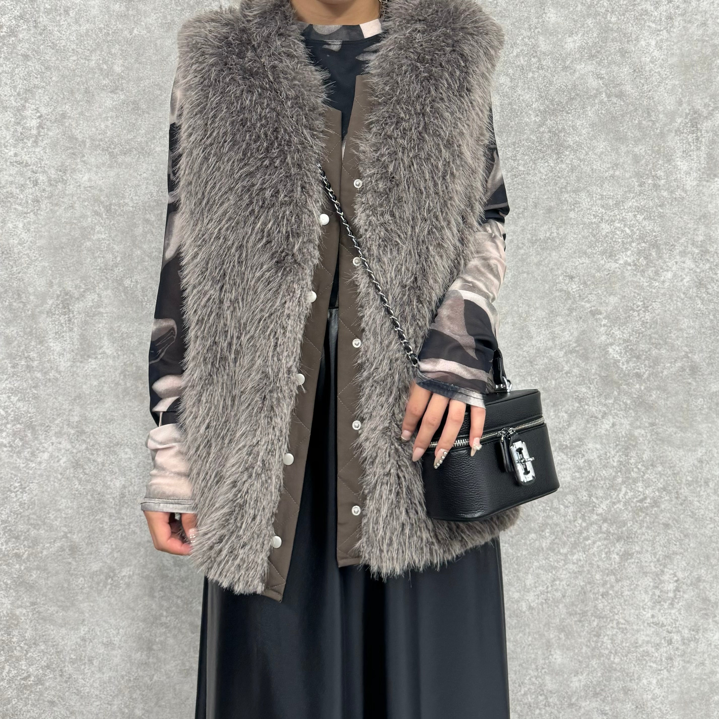 【PRIORITY】バックフリルファーベスト チャコール ※10月上旬より順次発送