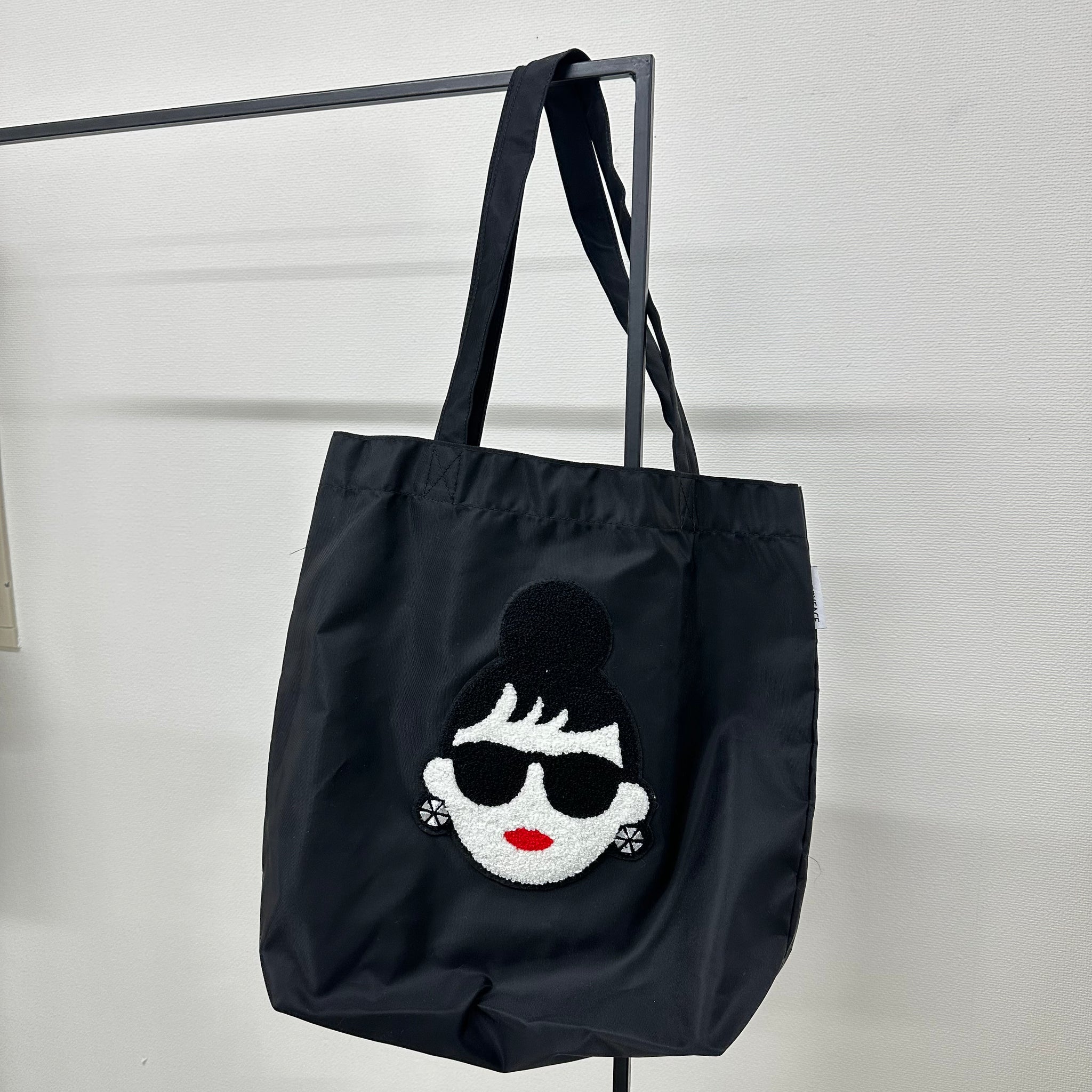 HAPPY FACE 刺繍トートバッグ ブラック トートバッグ HAPPY FACE EMMA 相良刺繍 お顔 サングラス LADY