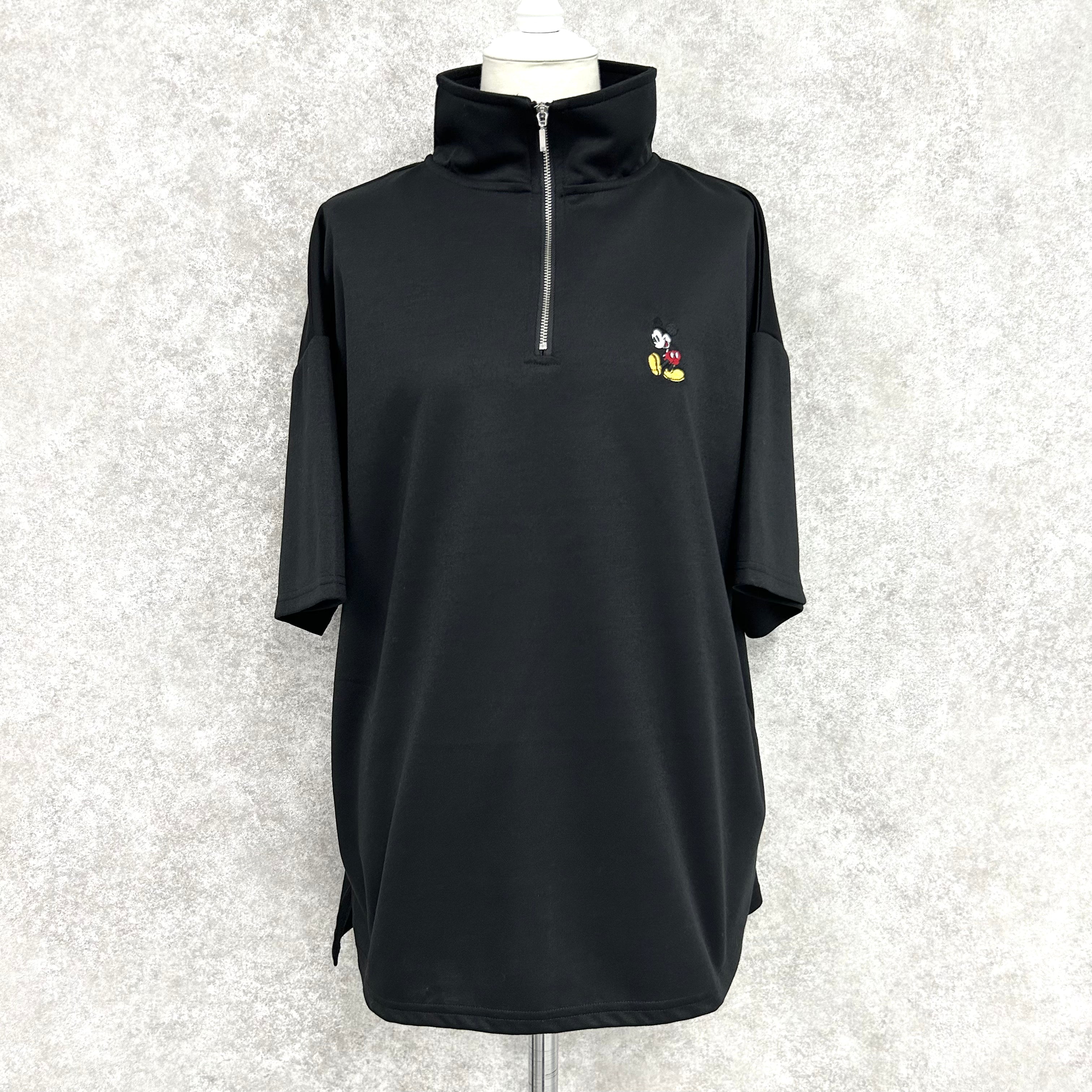 ハーフジップワンポイントミッキートップス ※10/15-21頃より順次配送予定