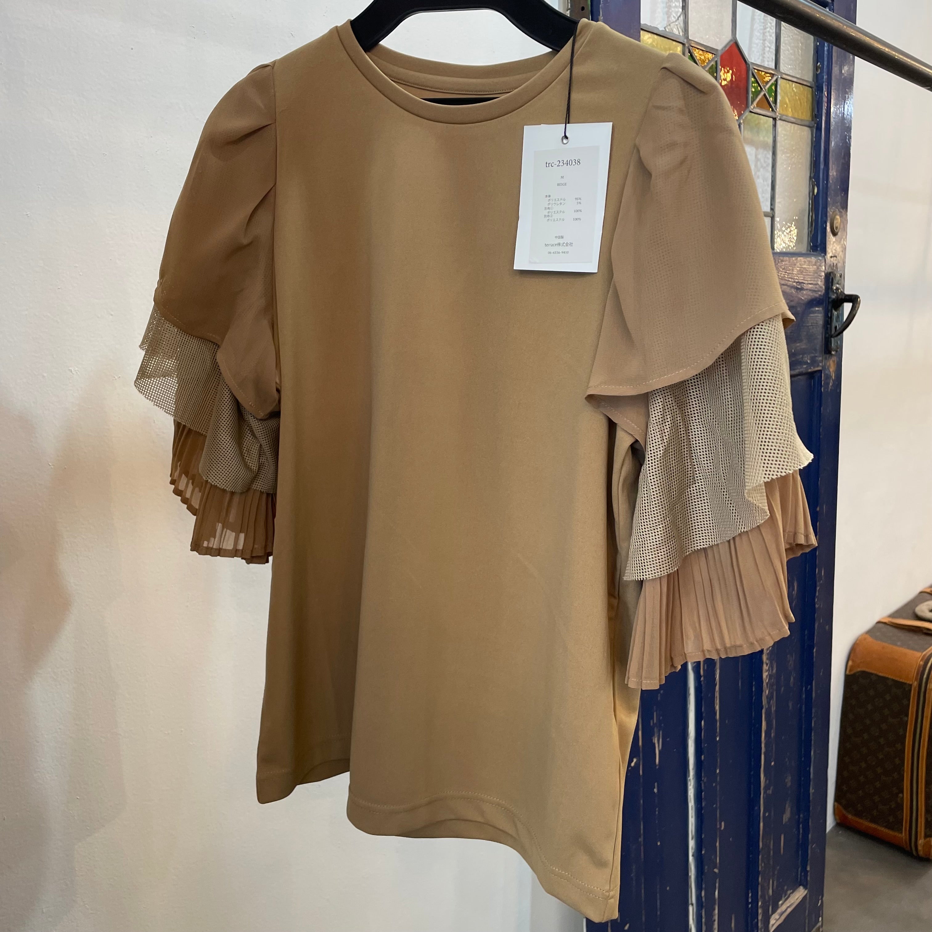 ティアードフリルスリーブトップス ベージュ ※6/11-17頃より順次発送予定