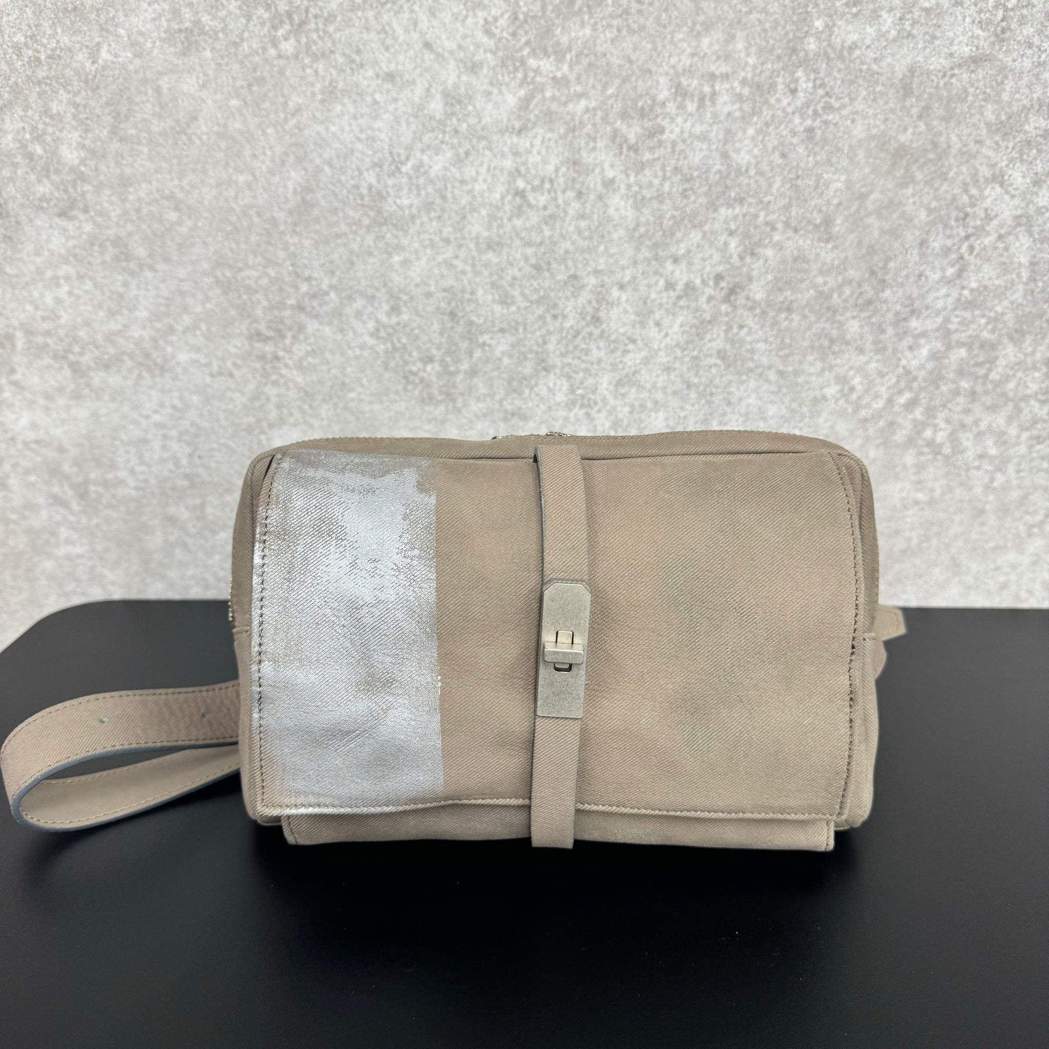 M.U.L.】ボディバッグ グレージュ デニムレザー 洗い加工ライン