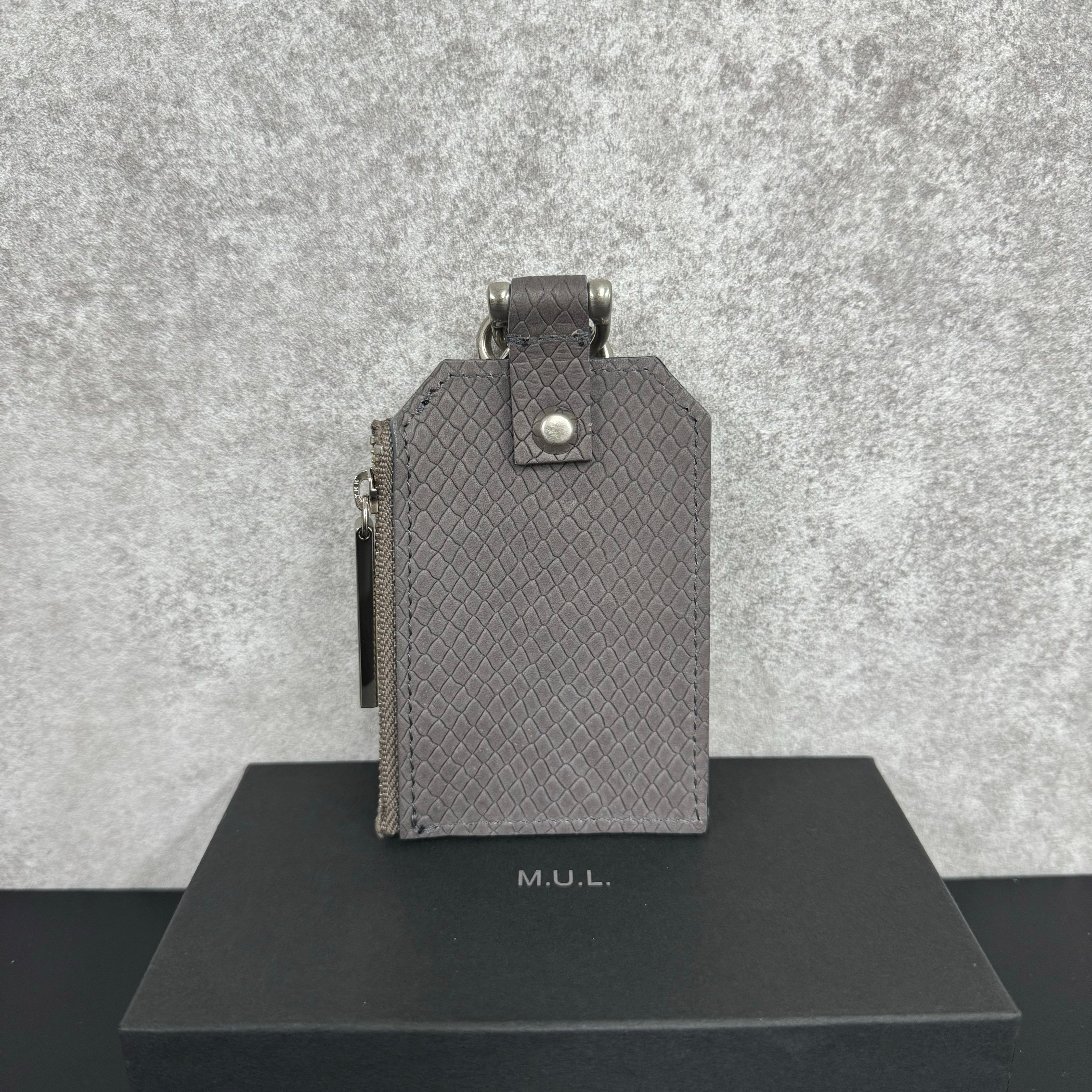 【M.U.L.】チェーンパスケース 灰グレー パイソン型押し ※1週間前後で発送