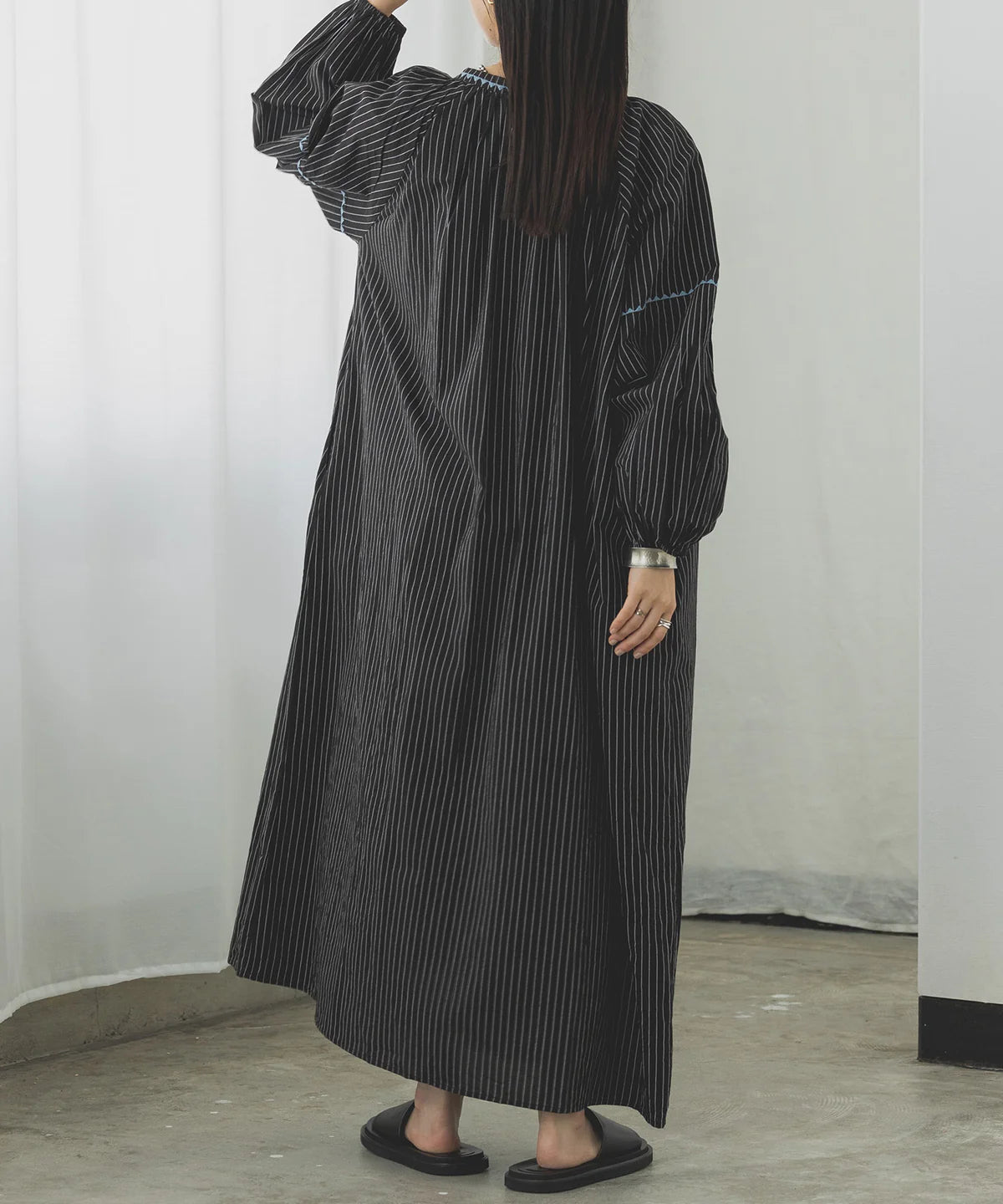 【hunch】キャンブリックボイル 配色刺繍ワンピース -ブラック- ※8/27-9/2より順次配送予定