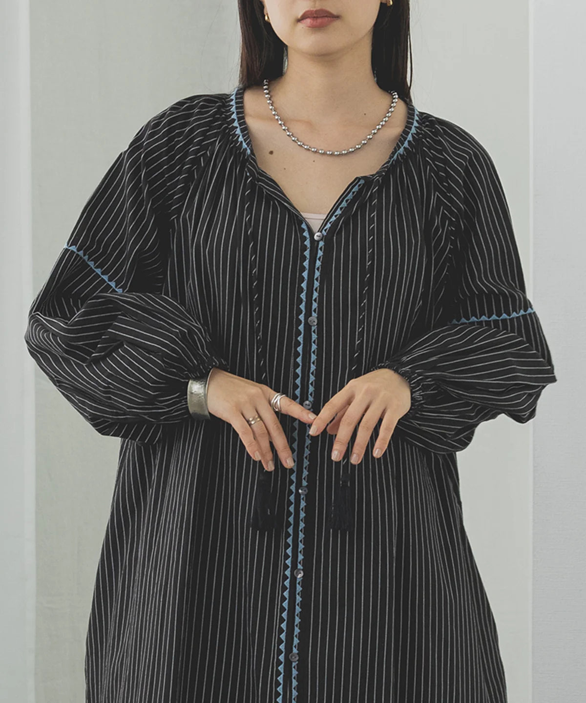 【hunch】キャンブリックボイル 配色刺繍ワンピース -ブラック- ※8/27-9/2より順次配送予定