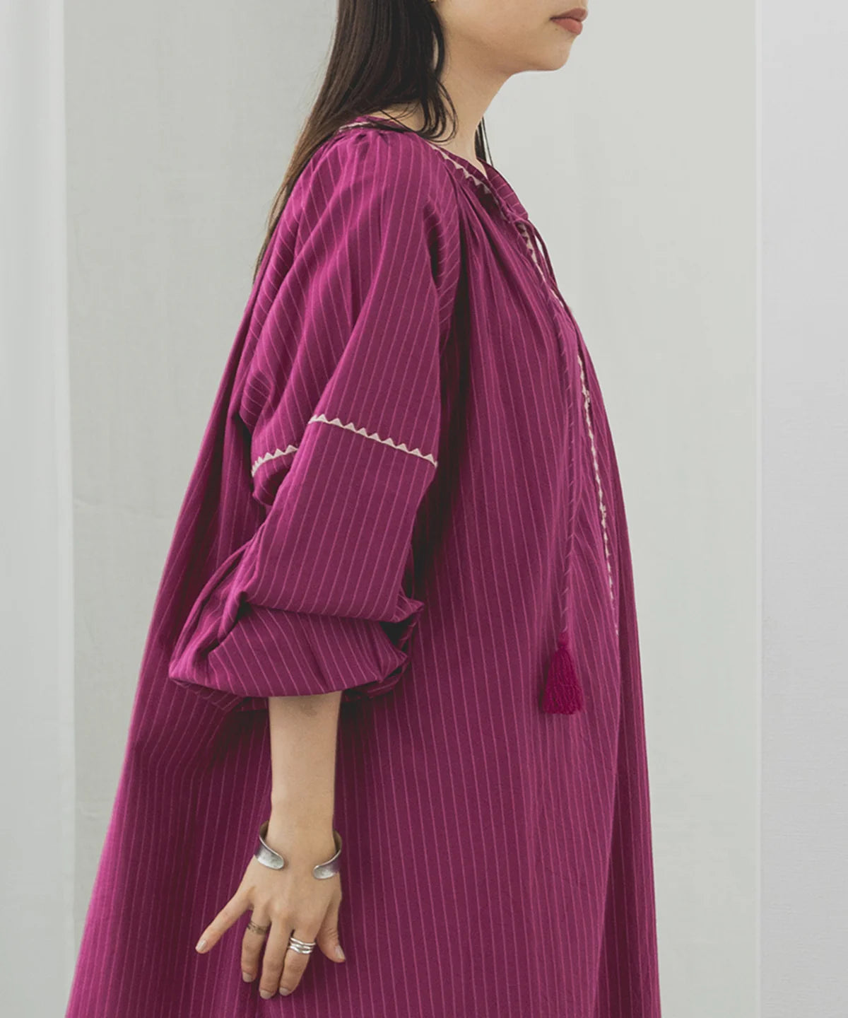 【hunch】キャンブリックボイル 配色刺繍ワンピース -レッドパープル- ※8/27-9/2より順次配送予定