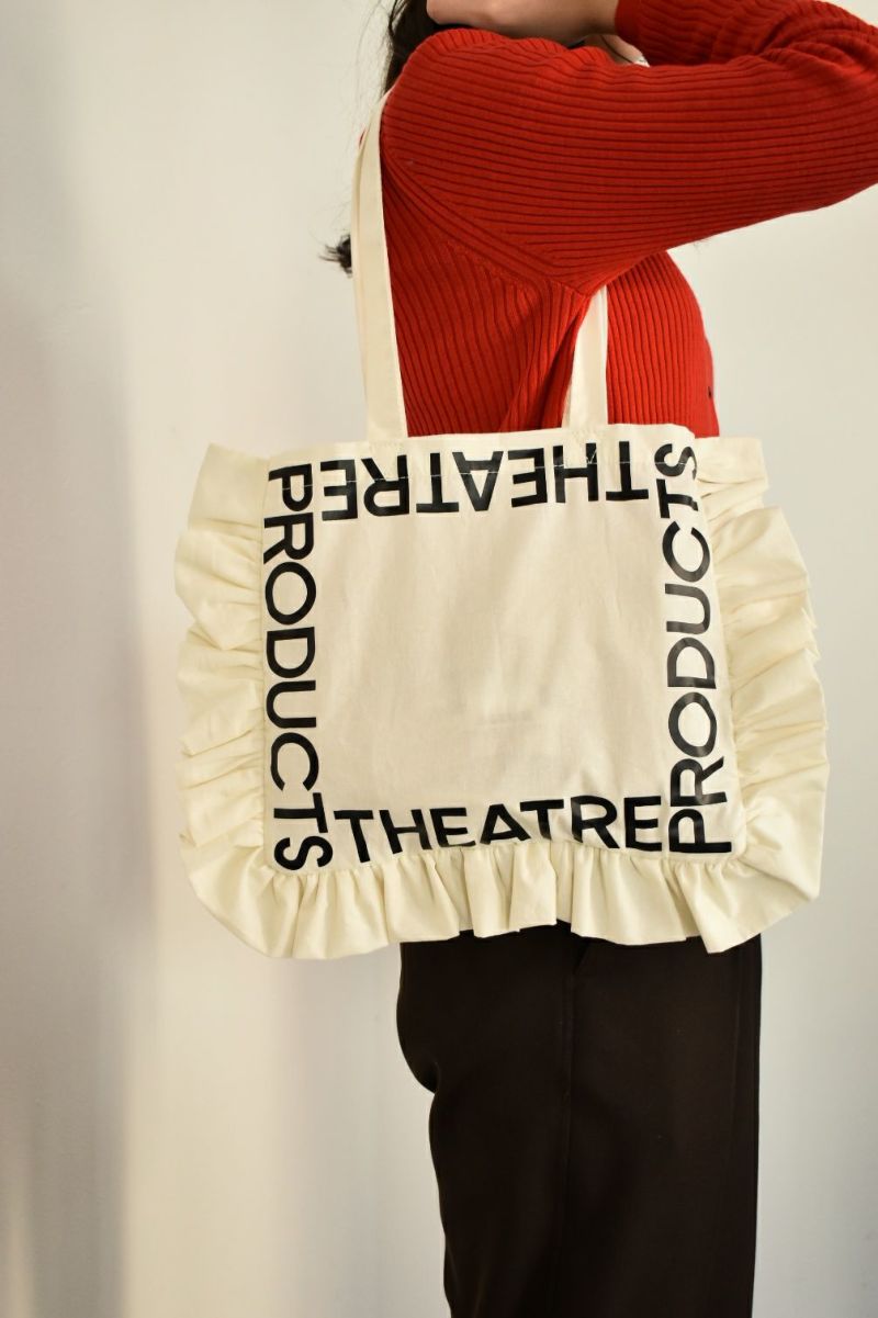 【THEATRE PRODUCTS】フリルロゴトートバッグ　アイボリー  ※5/9〜15より順次発送