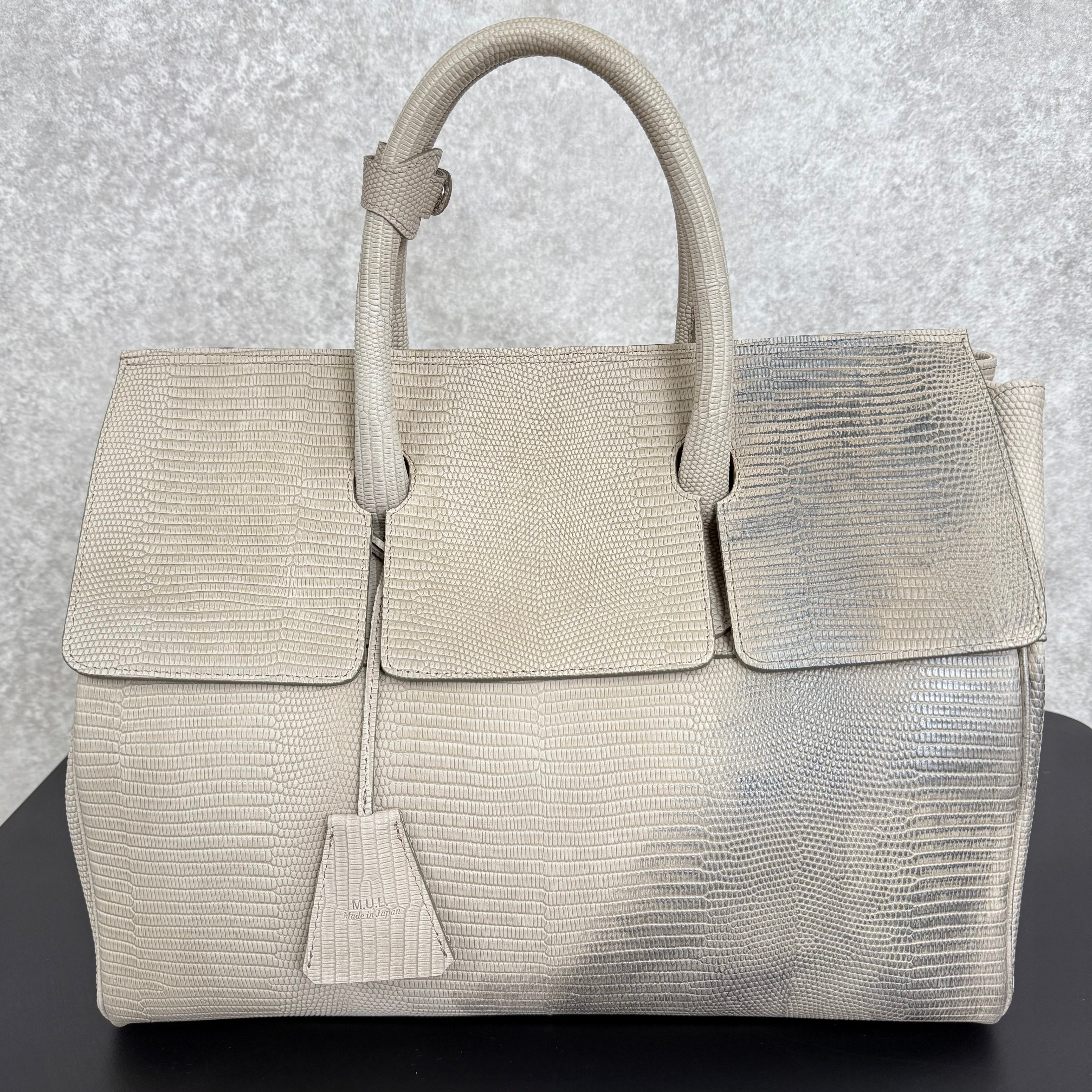 【MUL116】フラップトートM -ライトグレージュ-　リザ―ド型押し　メタリックシルバーライン入り　　※7/2〜7/12より事務所から順次発送予定