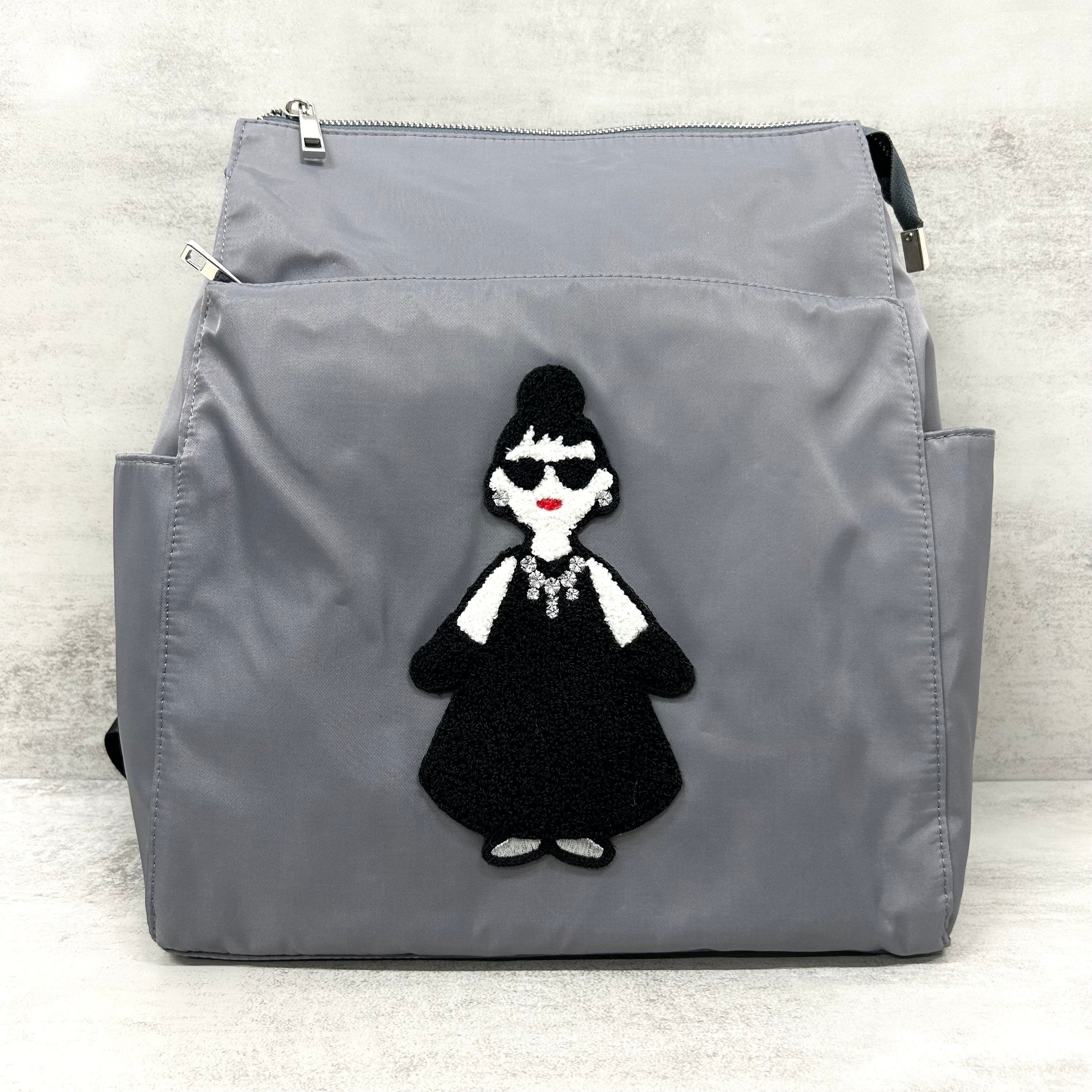 【HAPPYFACE】EMMA 全身刺繡リュック グレー ※5/14〜20頃より順次配送