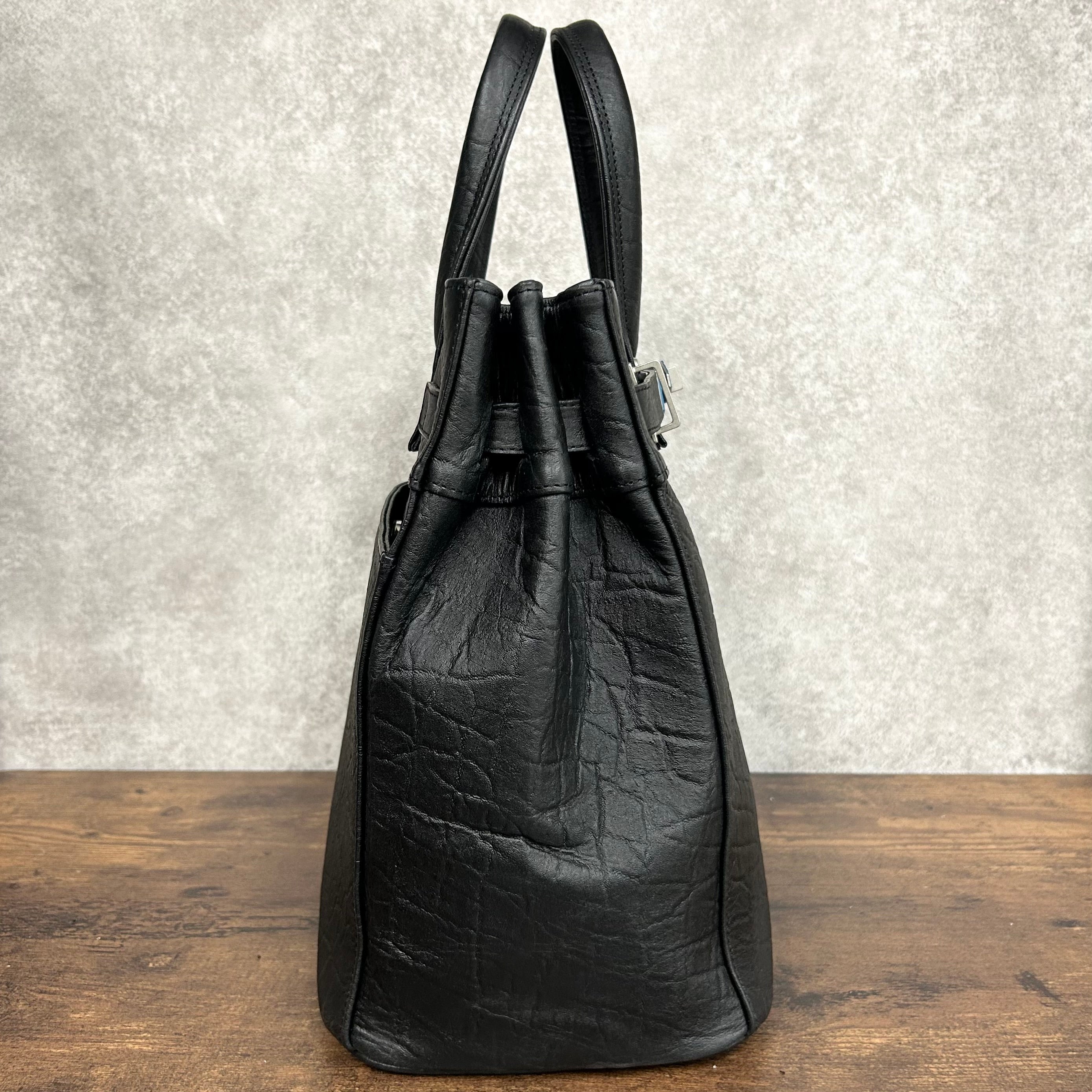 【MUL064】stud series トート　M　 - ブラック-　エレファント型押し　ブロンズライン入り　※7/2〜7/12より事務所から順次発送予定