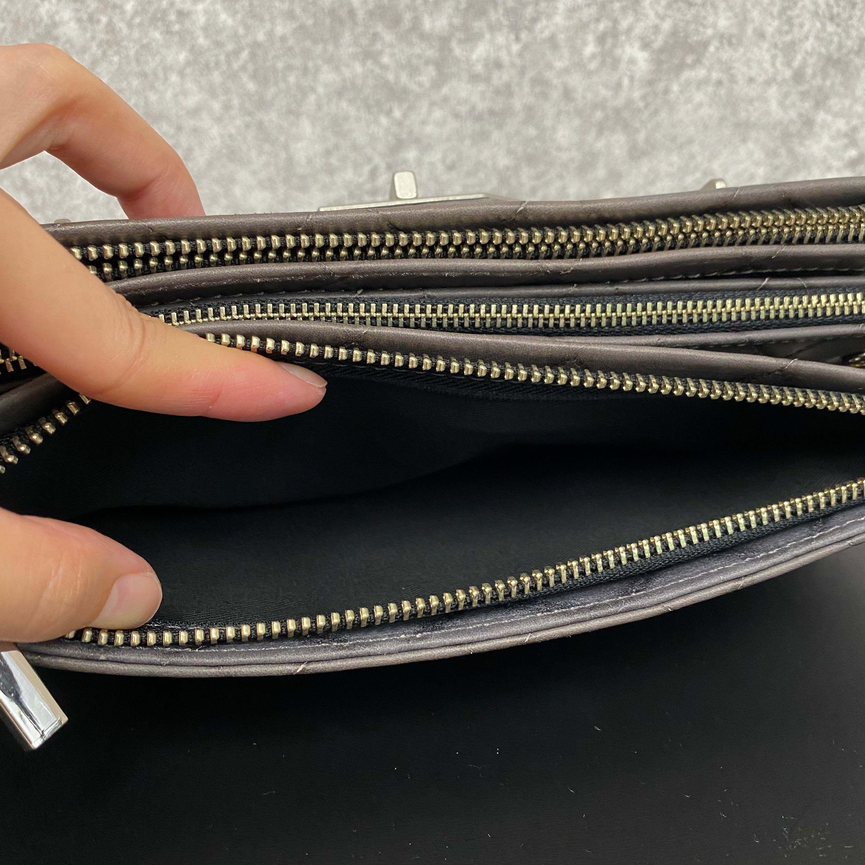 【MUL105-SL-3】レイヤードウォレットショルダー キルティング型押し(グレー) シルバーライン(右)　※10/29〜11/2より順次配送