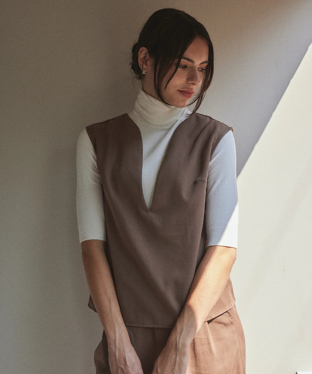 【ABITOKYO】スキッパネックノースリーブブラウス＆ウエストタックセミワイドパンツセットアップ モカ ※5/28-6/3より順次発送