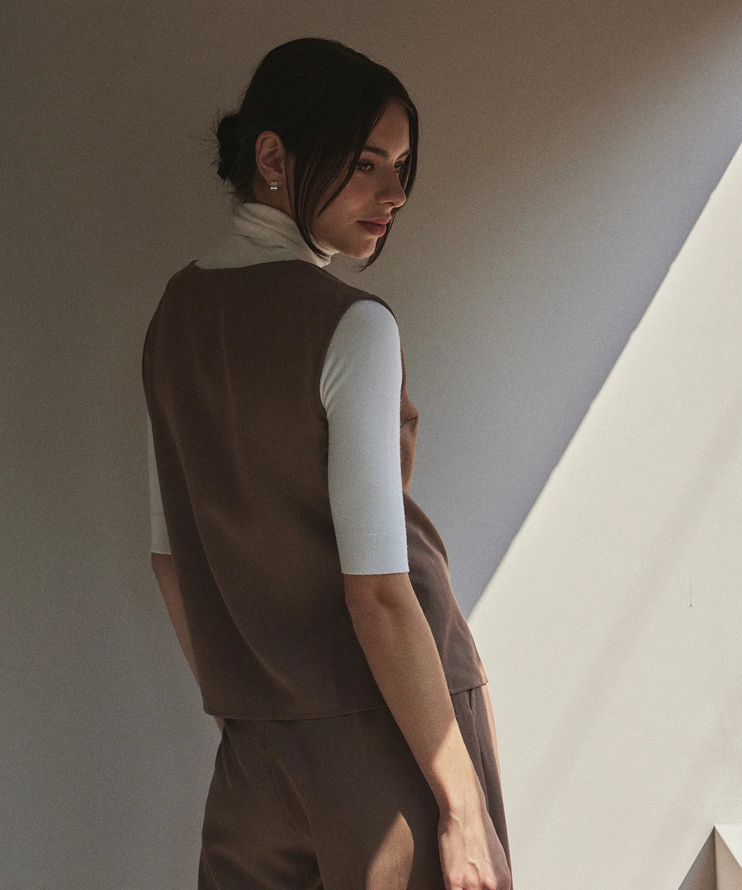 【ABITOKYO】スキッパネックノースリーブブラウス＆ウエストタックセミワイドパンツセットアップ モカ ※5/28-6/3より順次発送
