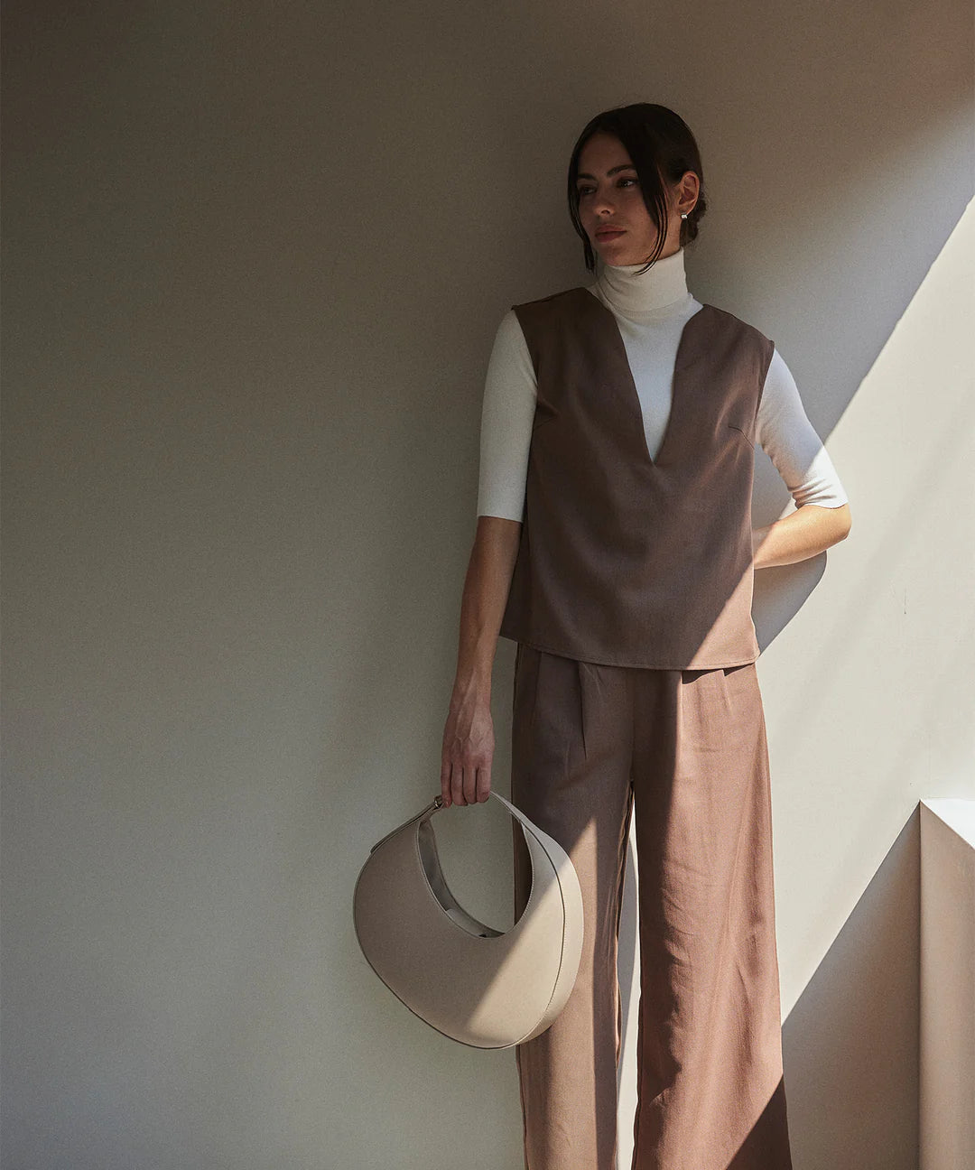 【ABITOKYO】スキッパネックノースリーブブラウス＆ウエストタックセミワイドパンツセットアップ モカ ※5/28-6/3より順次発送