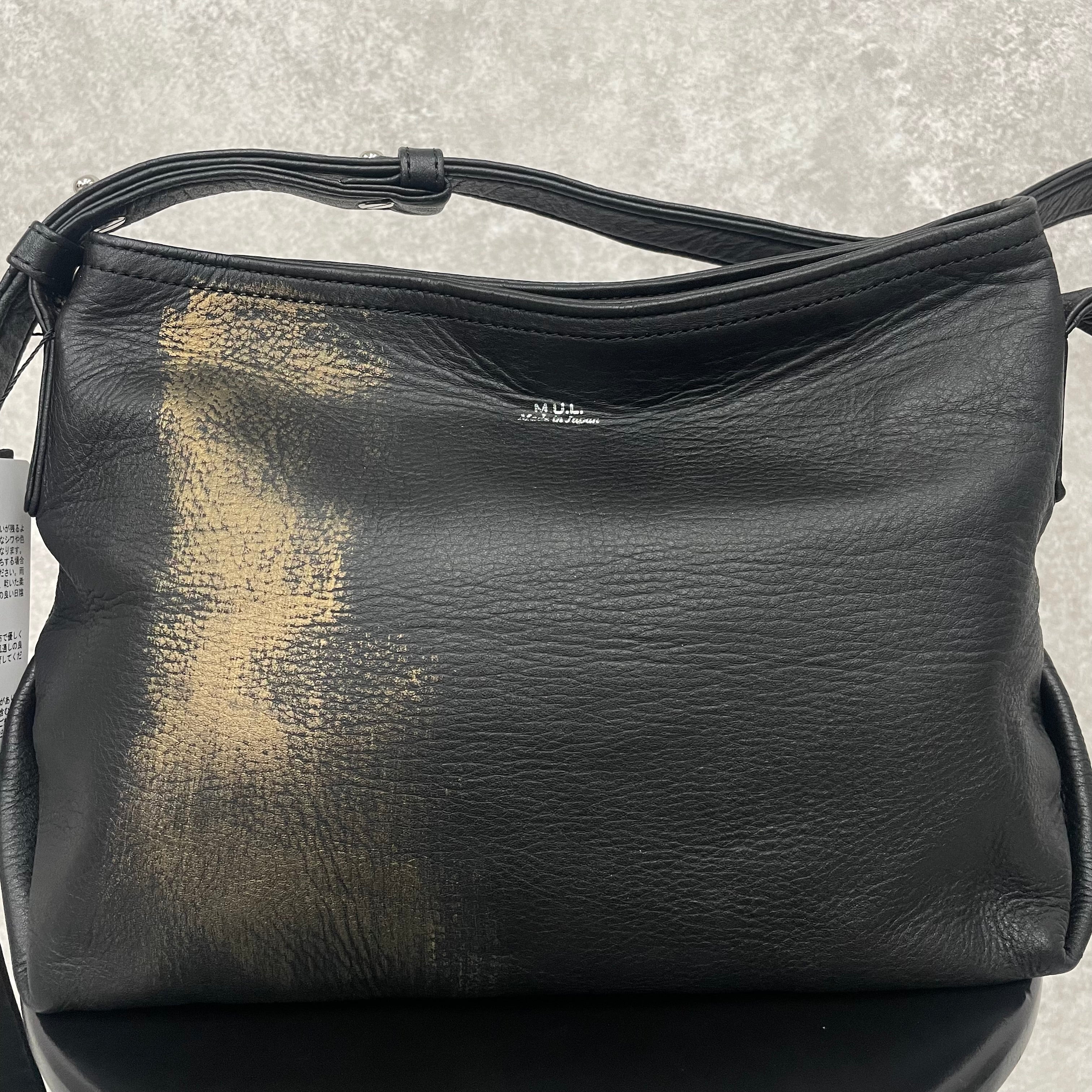 【MUL102】テールショルダーS　ダメージオイルレザー　-ブラック-　洗い加工ソフト　ゴールドペイント　※7/2〜7/12より事務所から順次発送予定