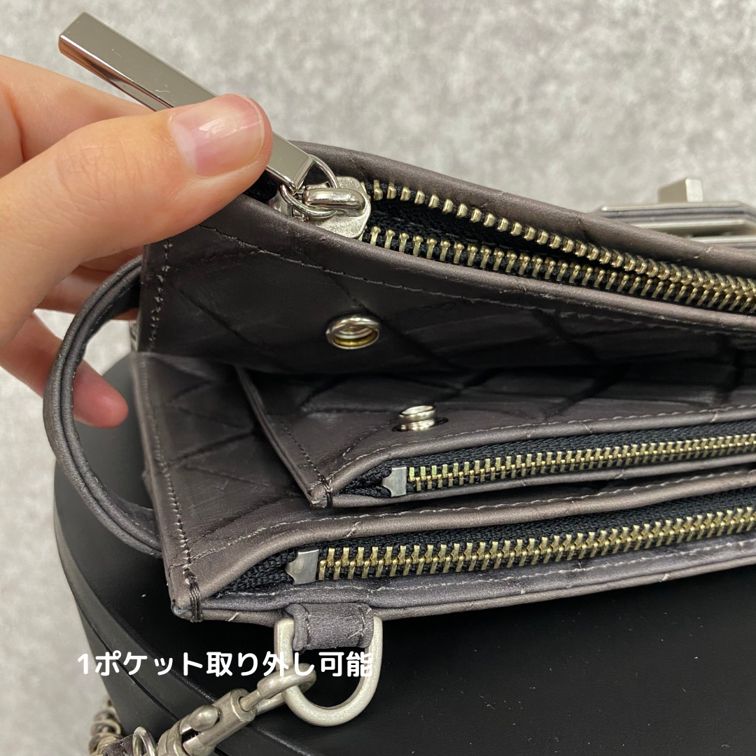 【MUL105-SL-4】レイヤードウォレットショルダー キルティング型押し(グレー) シルバーライン(左)　※10/29〜11/2より順次配送