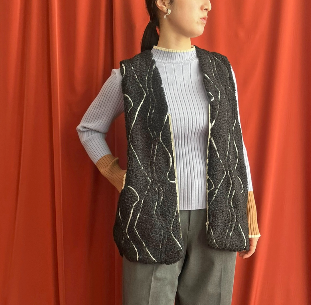 【 LHELBIE】ライン刺繍ボアベスト　-ブラック-　※11/26〜12/2頃より順次発送予定