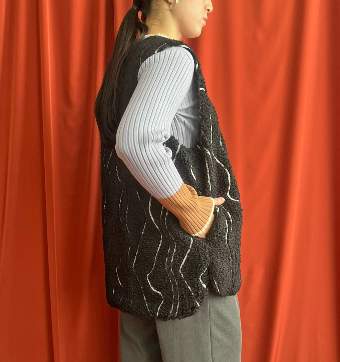 【 LHELBIE】ライン刺繍ボアベスト　-ブラック-　※11/26〜12/2頃より順次発送予定