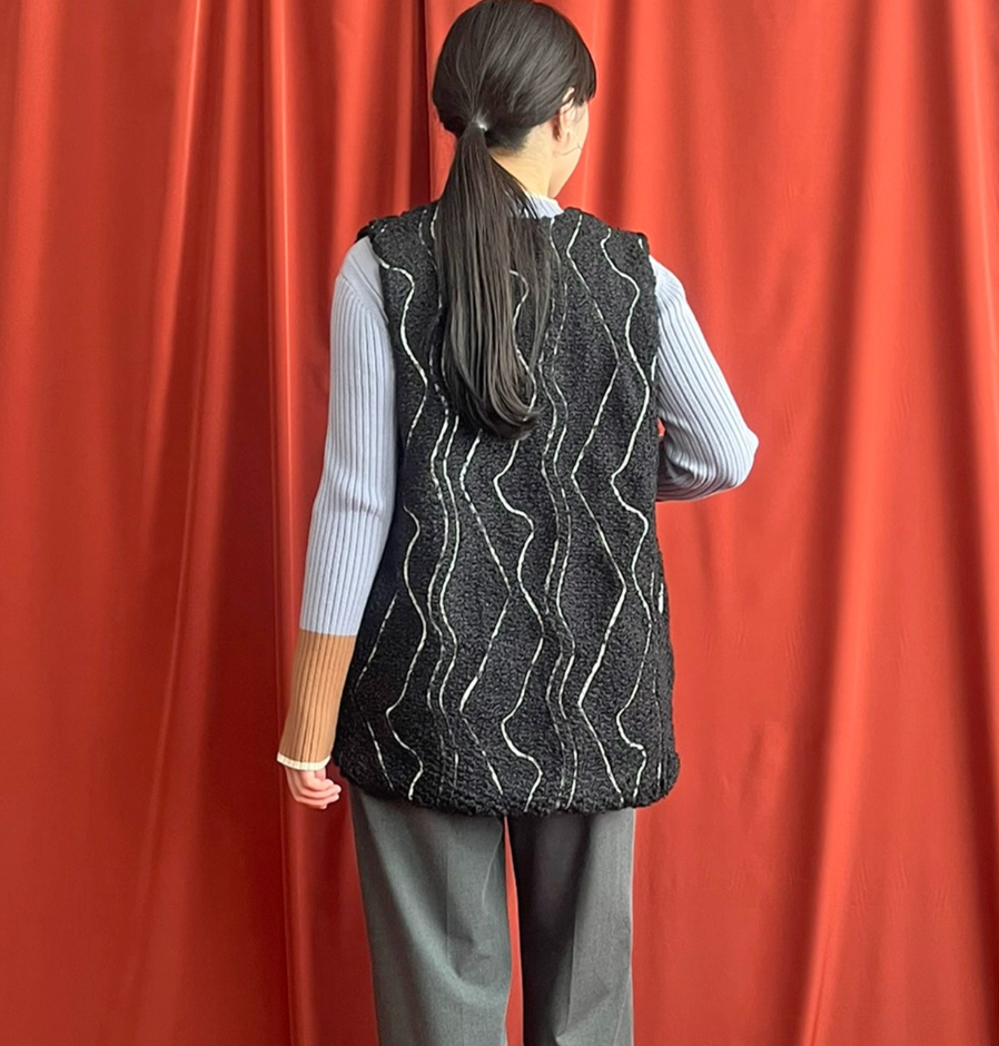 【 LHELBIE】ライン刺繍ボアベスト　-ブラック-　※11/26〜12/2頃より順次発送予定