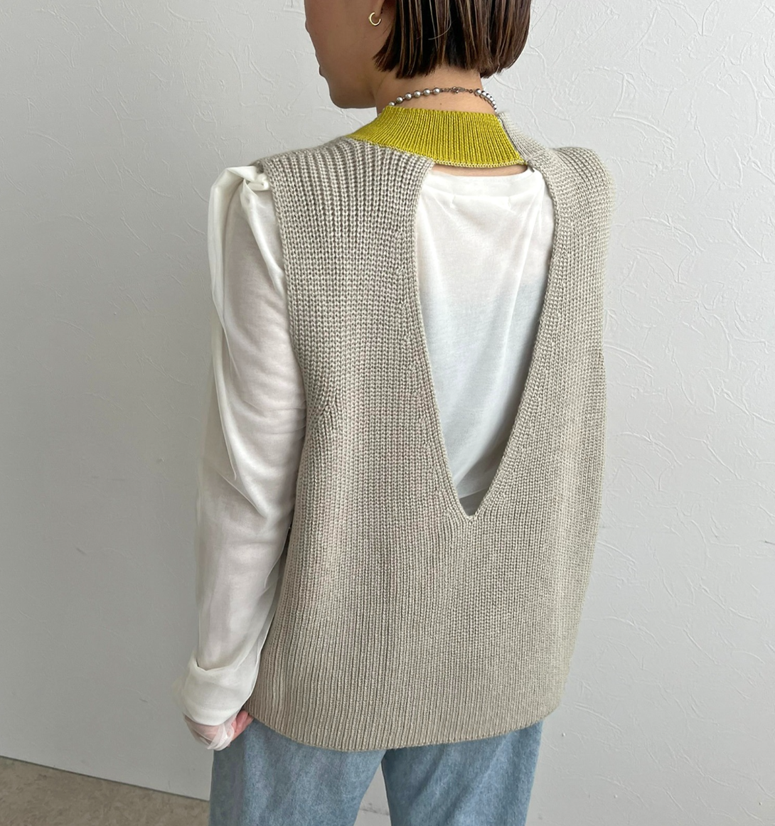 【 LHELBIE】バックオープンニットベスト　-グレイッシュベージュ-　※11/26〜12/2頃より順次発送予定