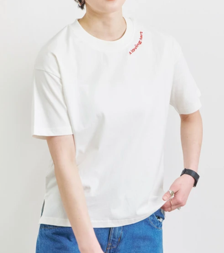 首元ワンポイント刺繍ロゴTシャツ -オフホワイト- ※5/28~6/3迄に順次発送予定
