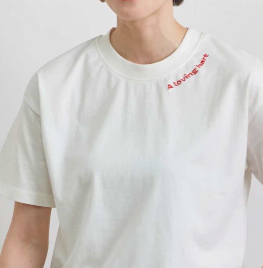 首元ワンポイント刺繍ロゴTシャツ -オフホワイト- ※5/28~6/3迄に順次発送予定