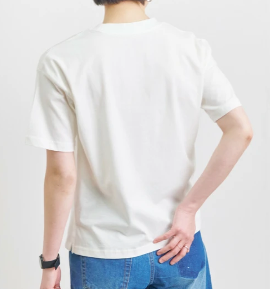 首元ワンポイント刺繍ロゴTシャツ -オフホワイト- ※5/28~6/3迄に順次発送予定