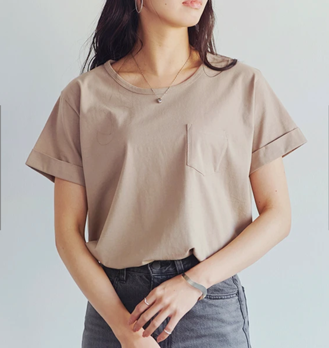 ラウンドヘム胸ポケット付き天竺Tシャツ　-ベージュ-　※7/30〜8/5迄に順次発送予定