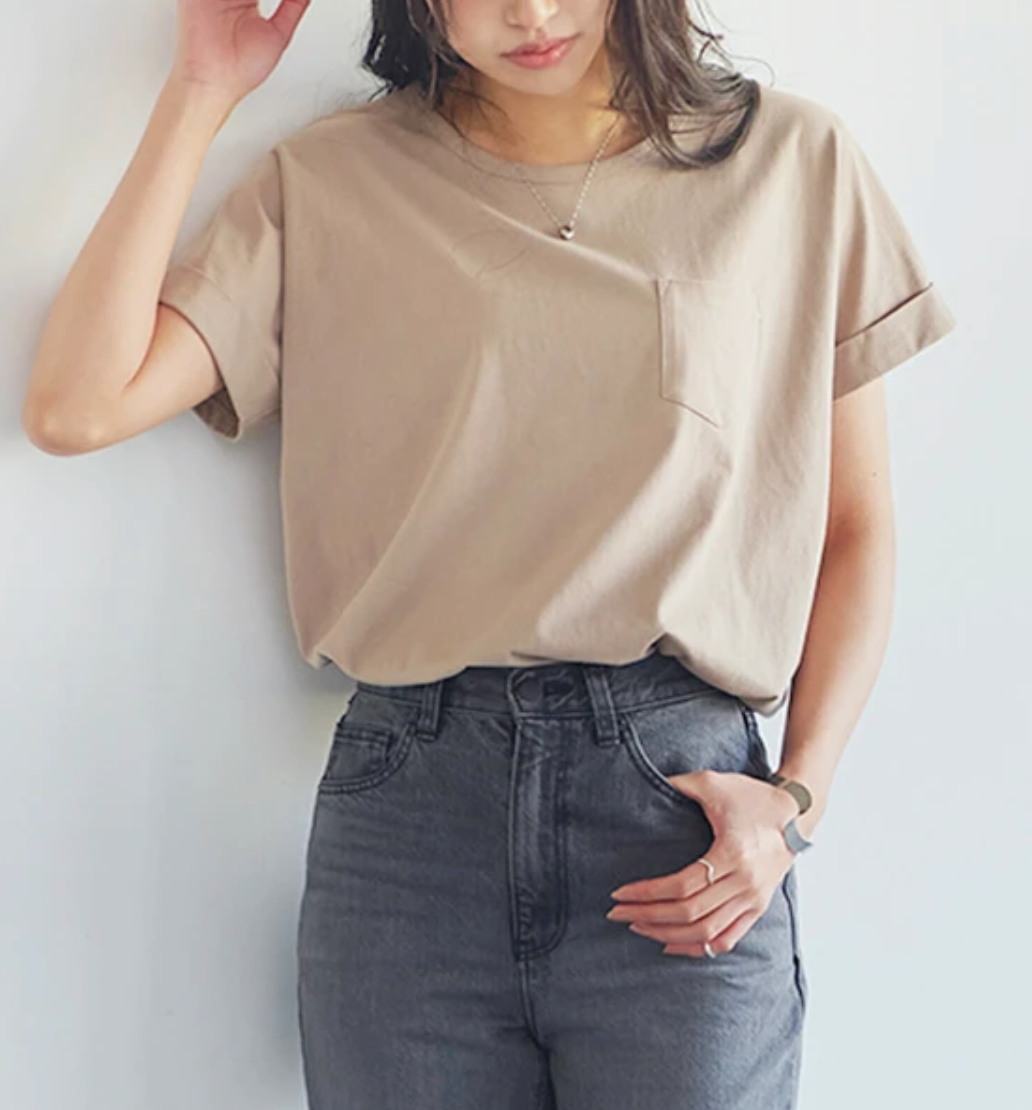 ラウンドヘム胸ポケット付き天竺Tシャツ　-ベージュ-　※7/30〜8/5迄に順次発送予定