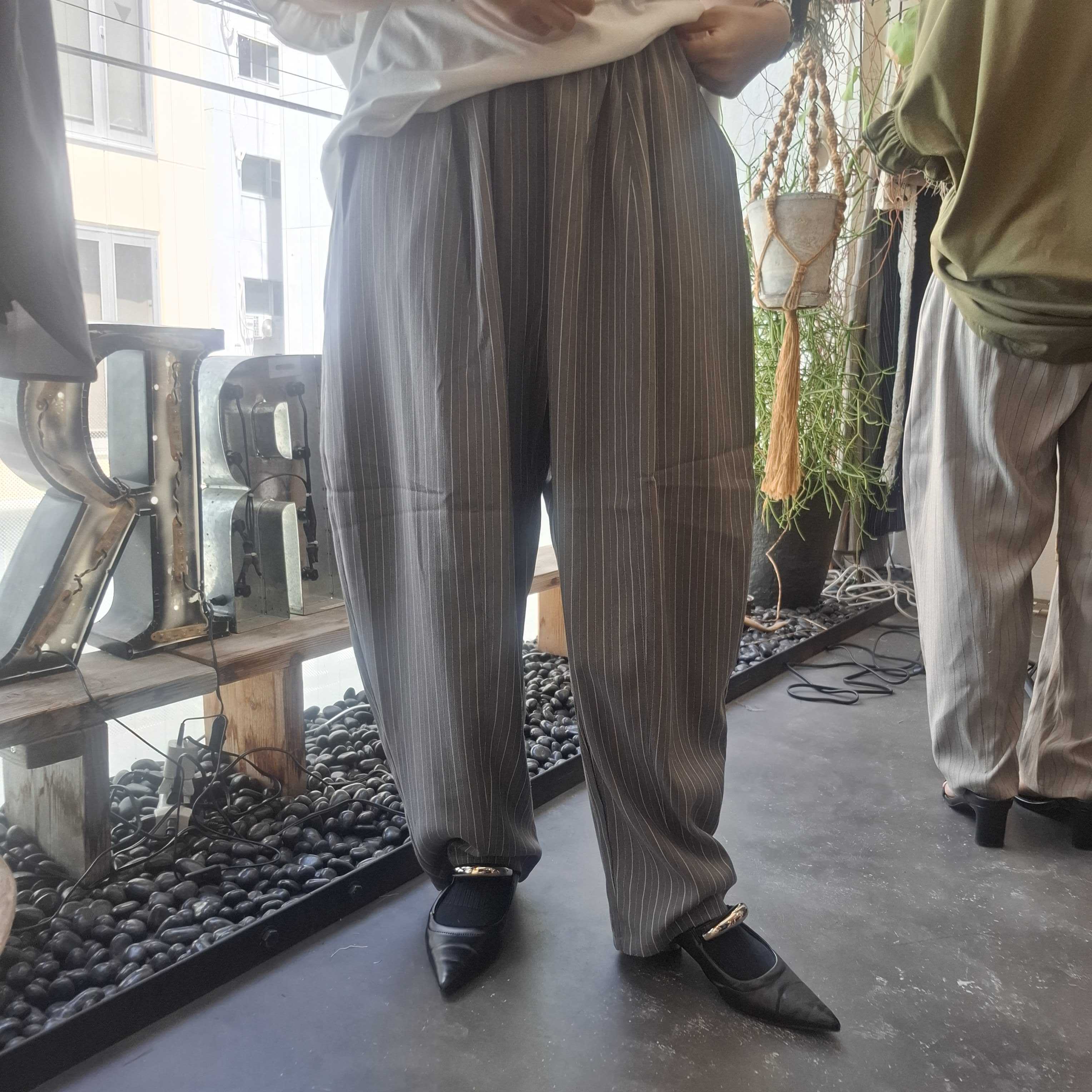 【terrace】ヘリンボーンストライプカーブパンツ　-チャコール-　※5/28~6/3迄に順次発送予定