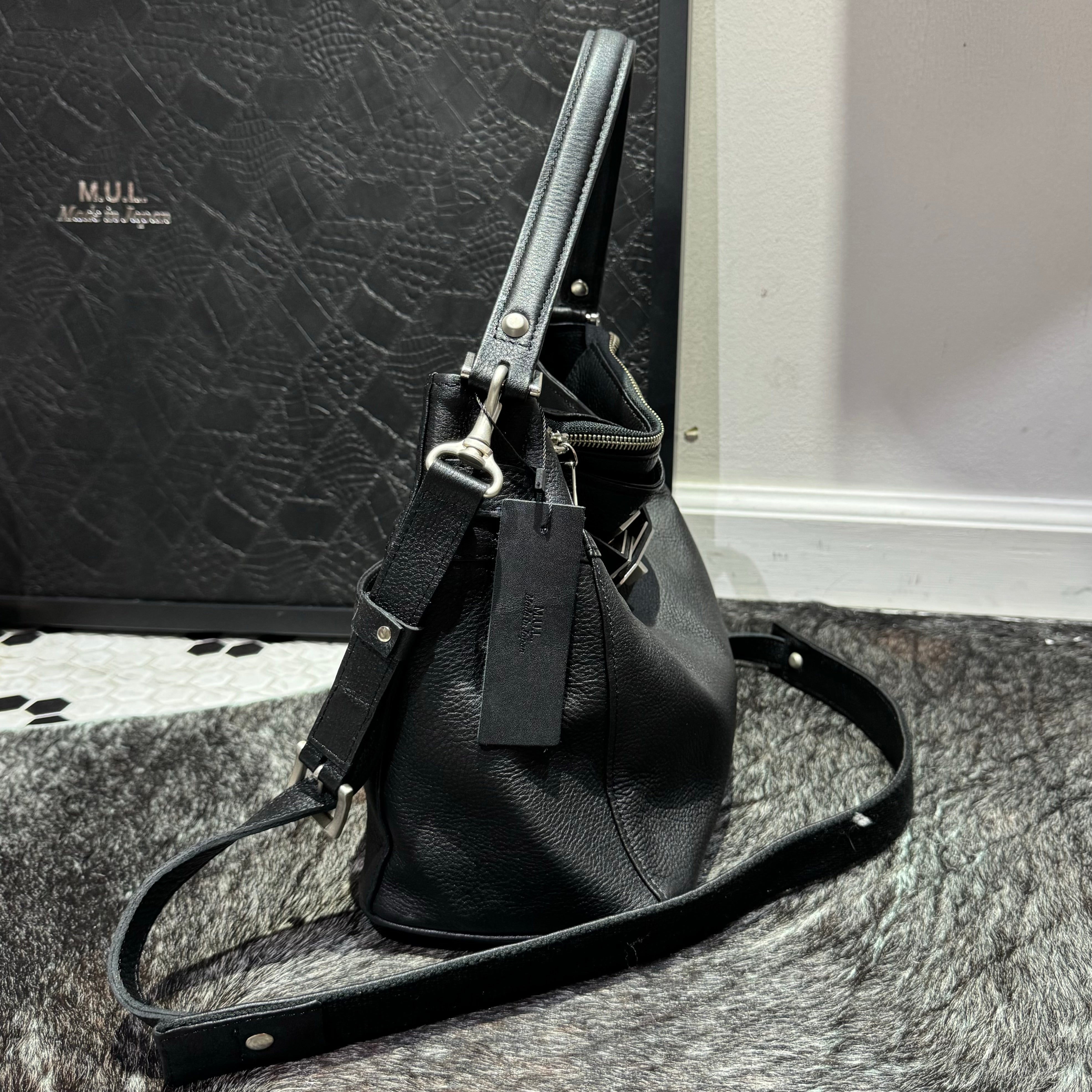 ⚠️予約【M.U.L.】ワンハンドル2wayショルダー　シボ型押し　マットシルバー金具　-ブラック-  ※キーストラップは別売りになります。　※R7. 6月末納品予定