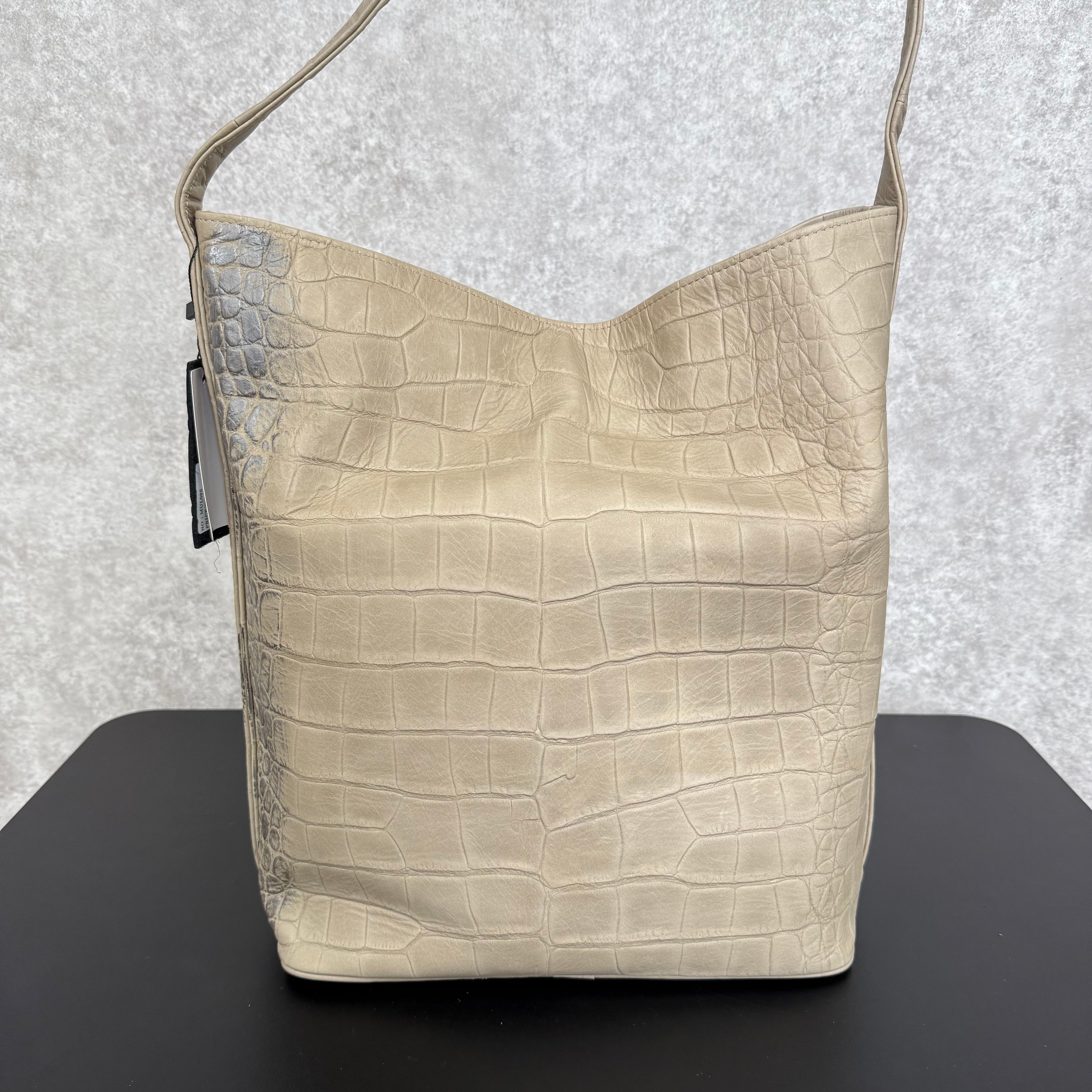 【MUL085】バケットトートM　‐グレージュ-　クロコダイル型押し　シルバーライン入り　※7/2〜7/12より事務所から順次発送予定