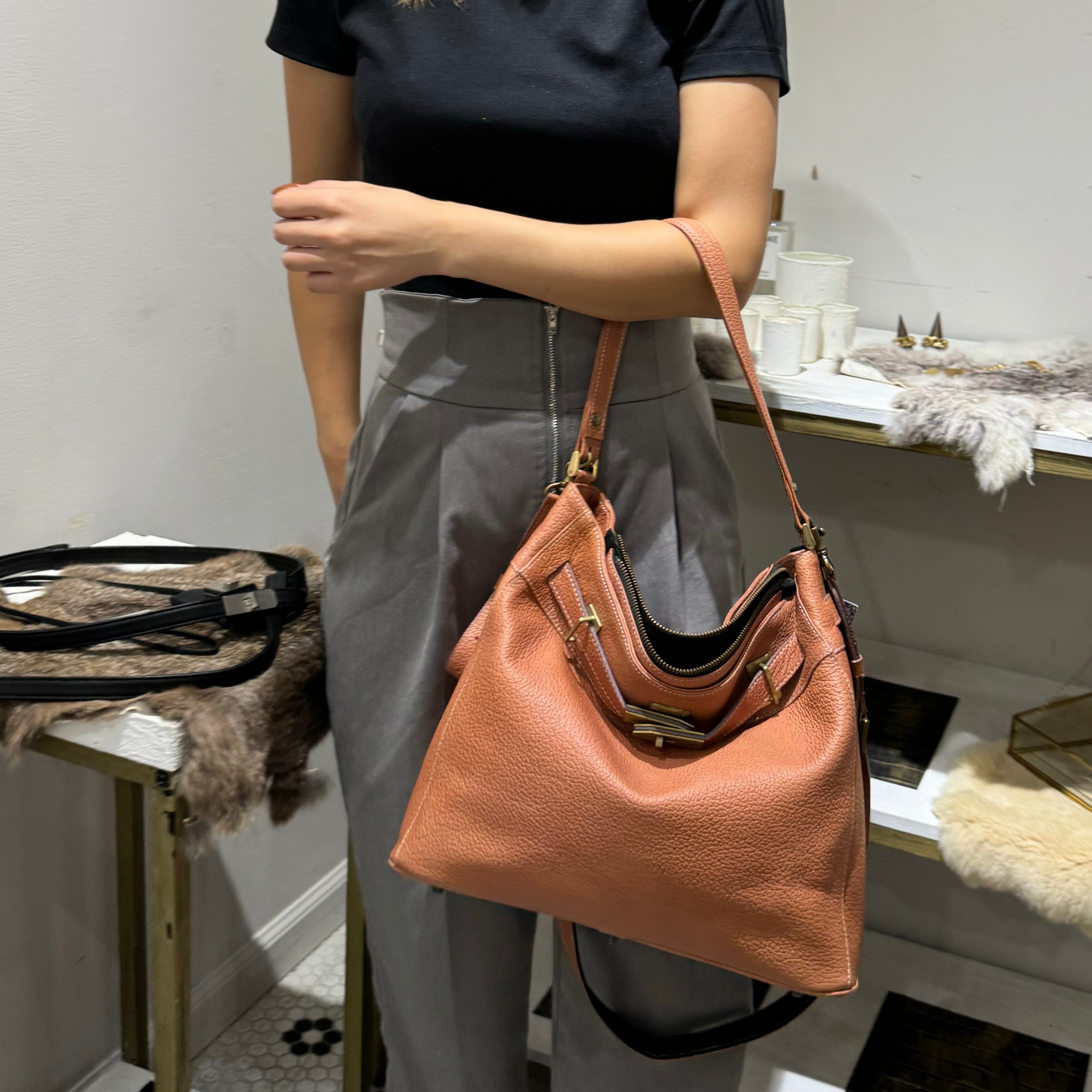 ⚠️予約【M.U.L.】stud series ワンハンドル2wayショルダー  シボ型押し　マットゴールド金具　-オレンジ-  ※キーストラップは別売りになります。　※R7. 6月末納品予定