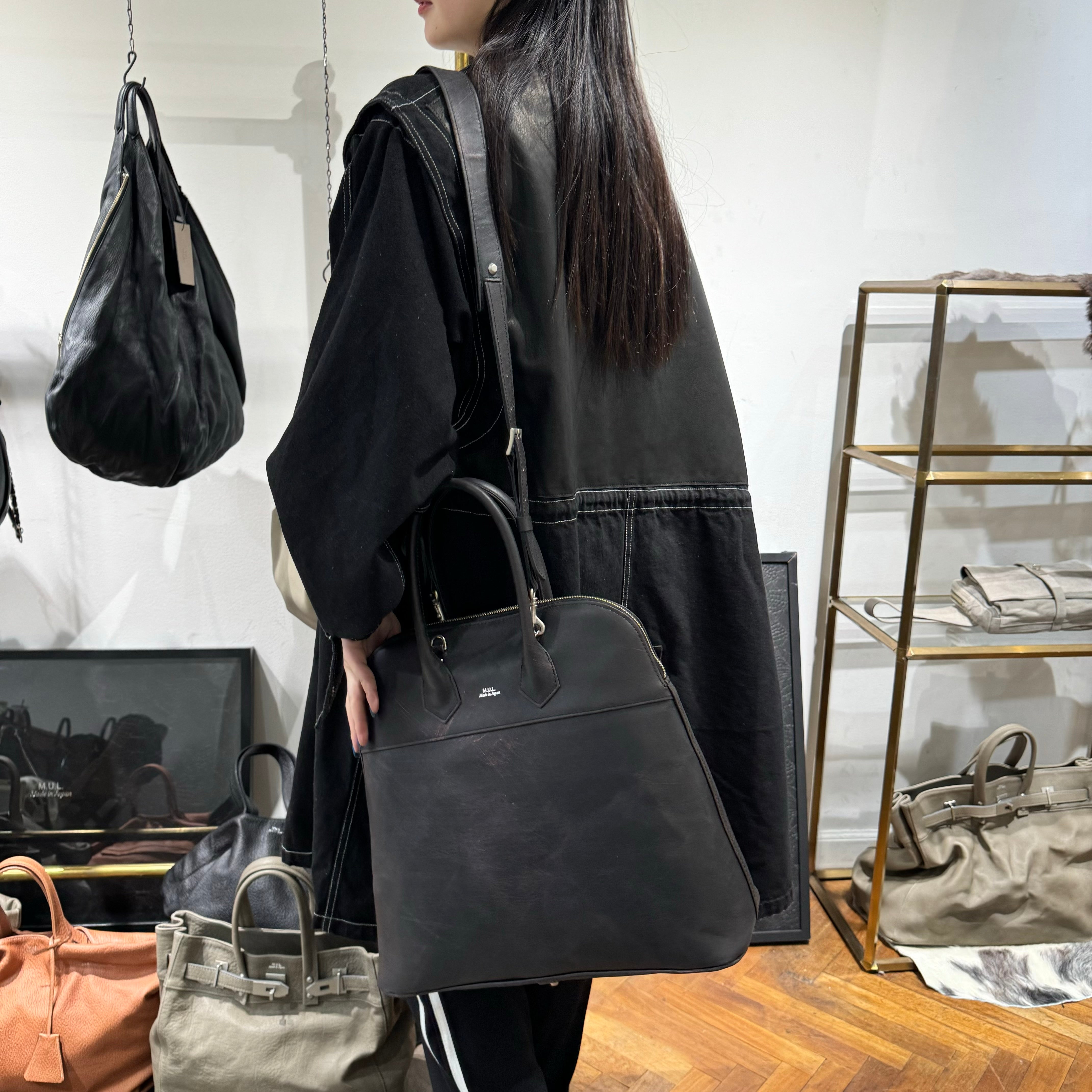 ⚠️予約【M.U.L.】ラウンドトート　スクラッチ型押し　-vintage ブラック-　※R7. 6月末納品予定
