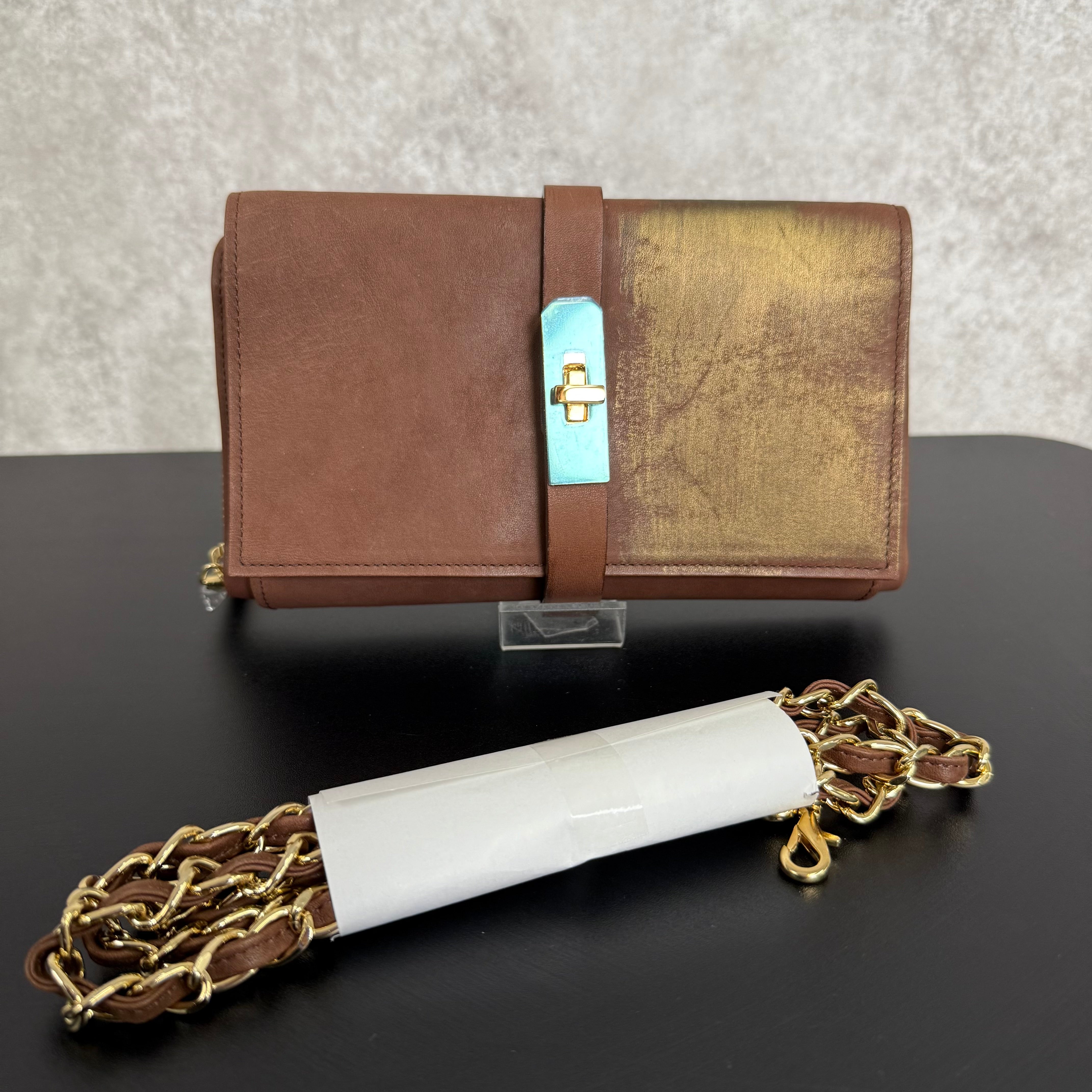 【MUL008】ウォレットショルダー　-ブラウン‐　オイルレザー　ゴールド金具　チェーンショルダー　ゴールドライン入り　※7/2〜7/12より事務所から順次発送予定