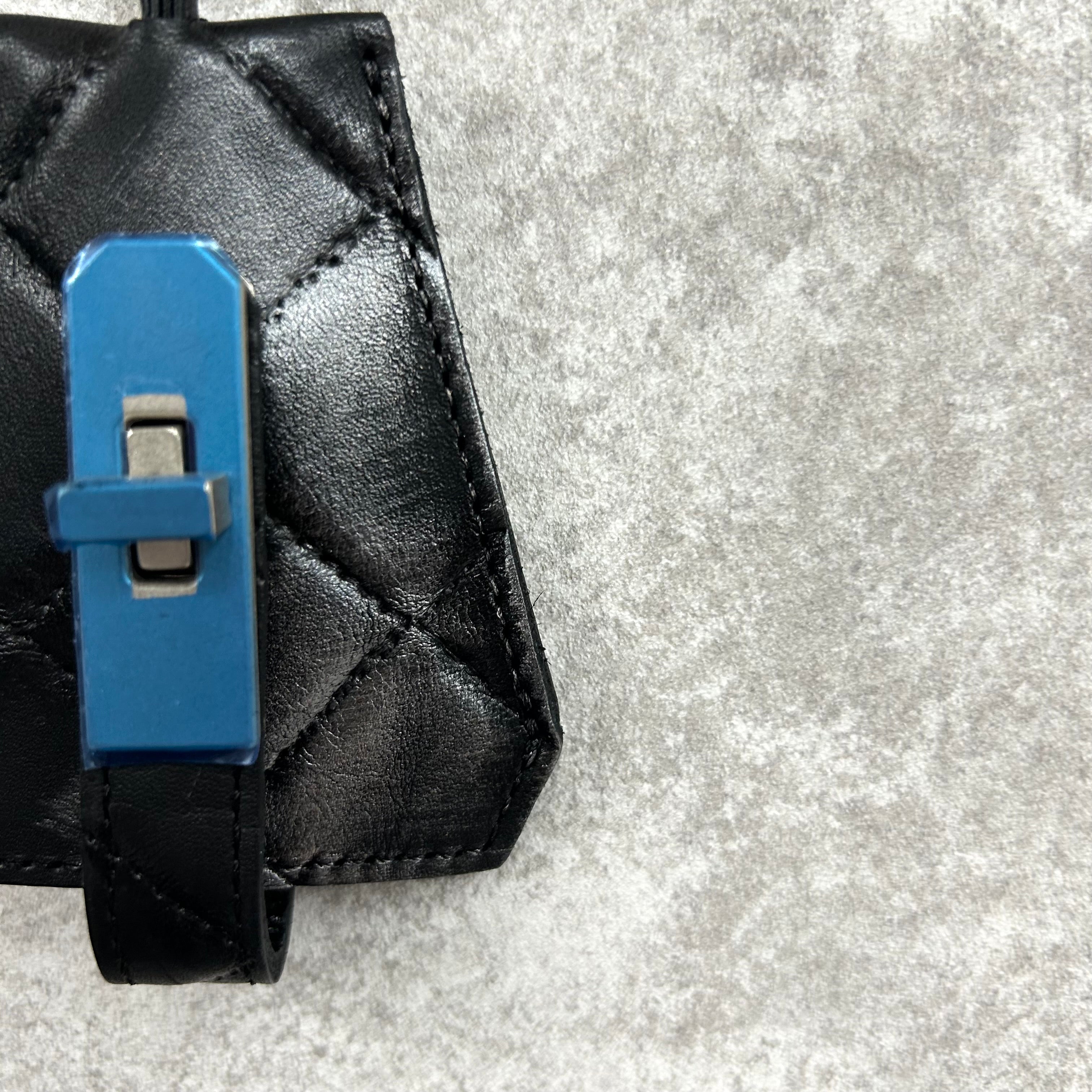 【MUL097-SLV】レザーキーネックレス キルティング型押し　-ブラック-　シルバーライン入り　※7/2〜7/12より事務所から順次発送予定