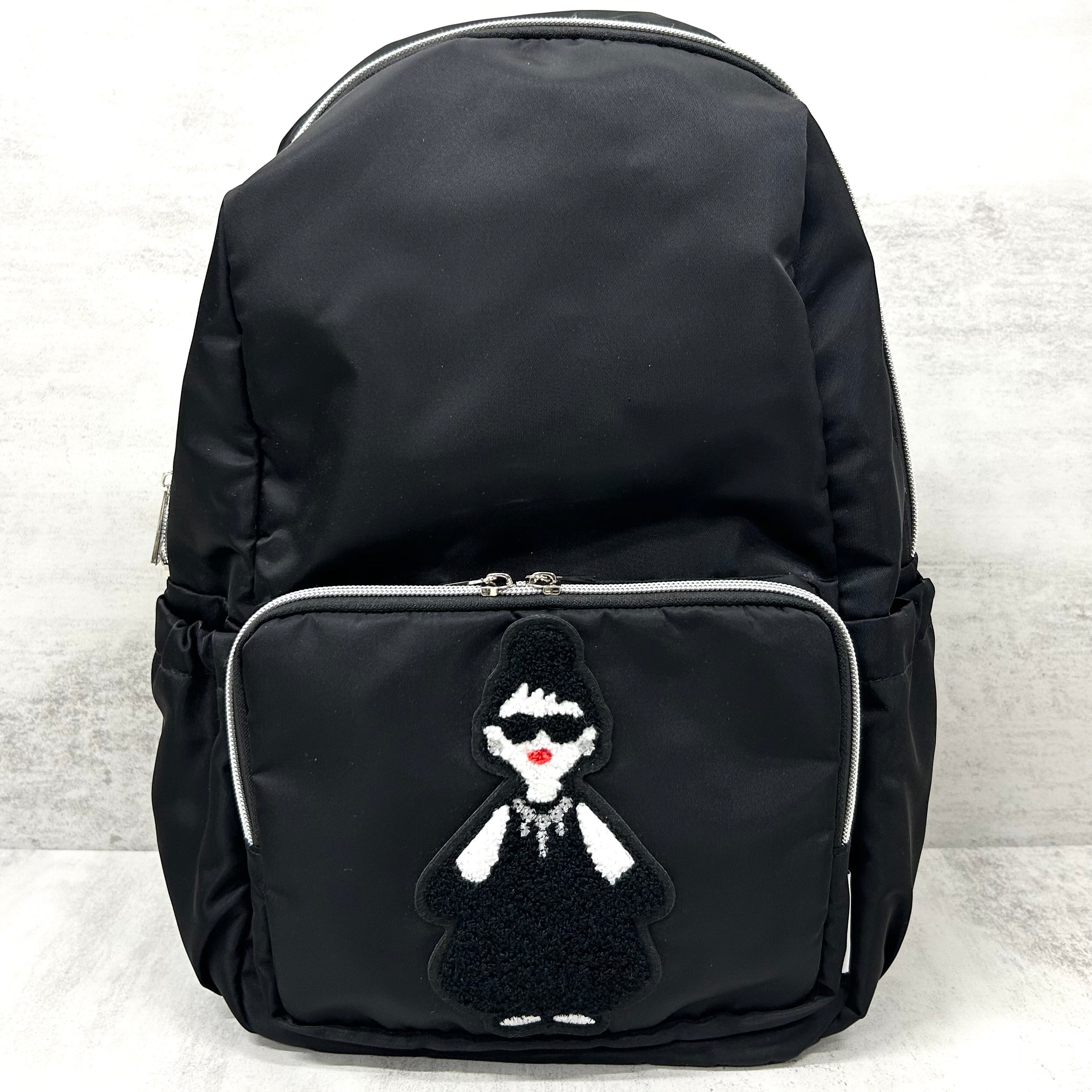 【HAPPYFACE】エマ モコモコ刺繍ラウンドリュック　ブラック　※10/22〜28より順次配送