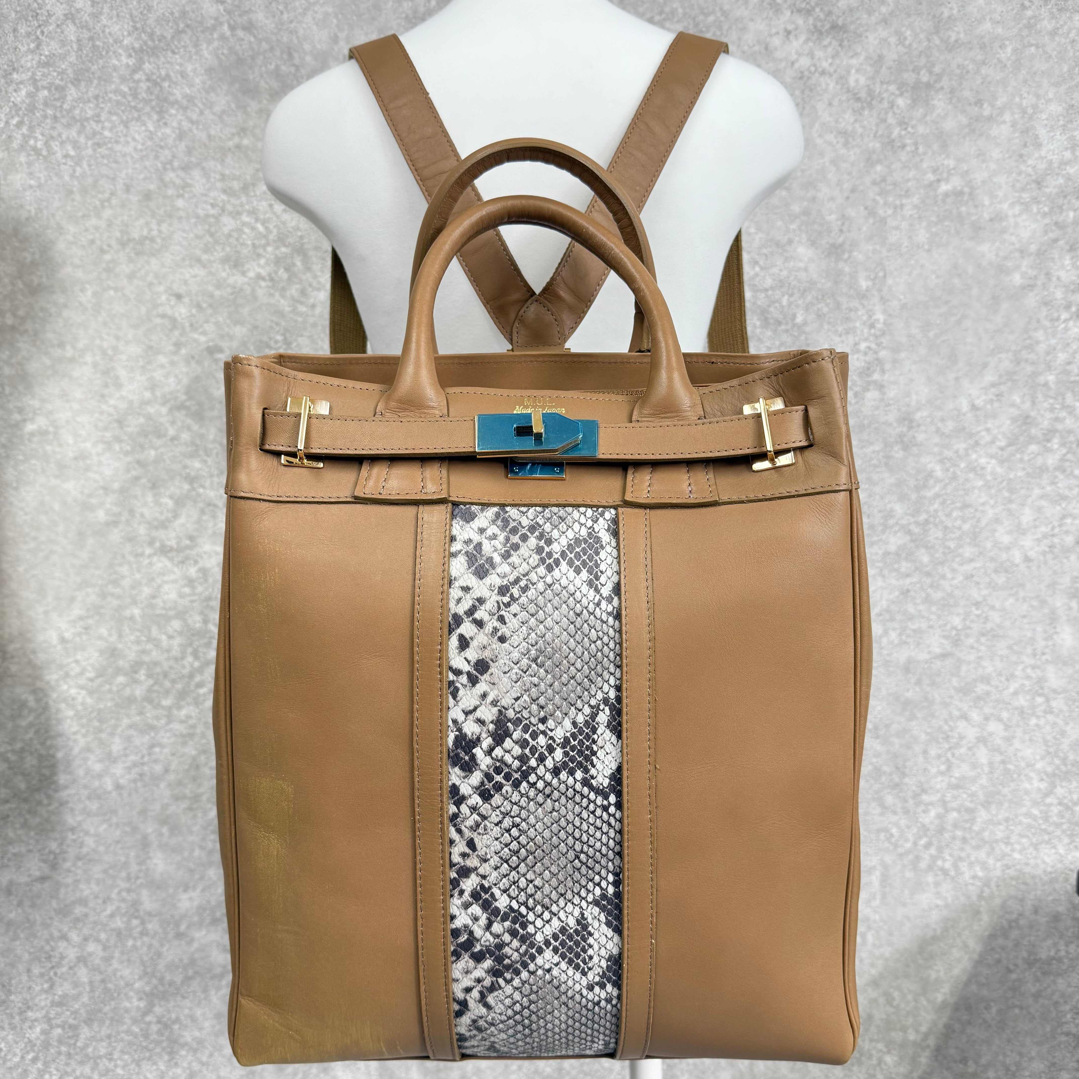 【MUL007】バックパックM　‐スムースベージュ‐　パイソン型押しライン　ゴールド削り金具　ゴールドライン入り　※7/2〜7/12より事務所から順次発送予定